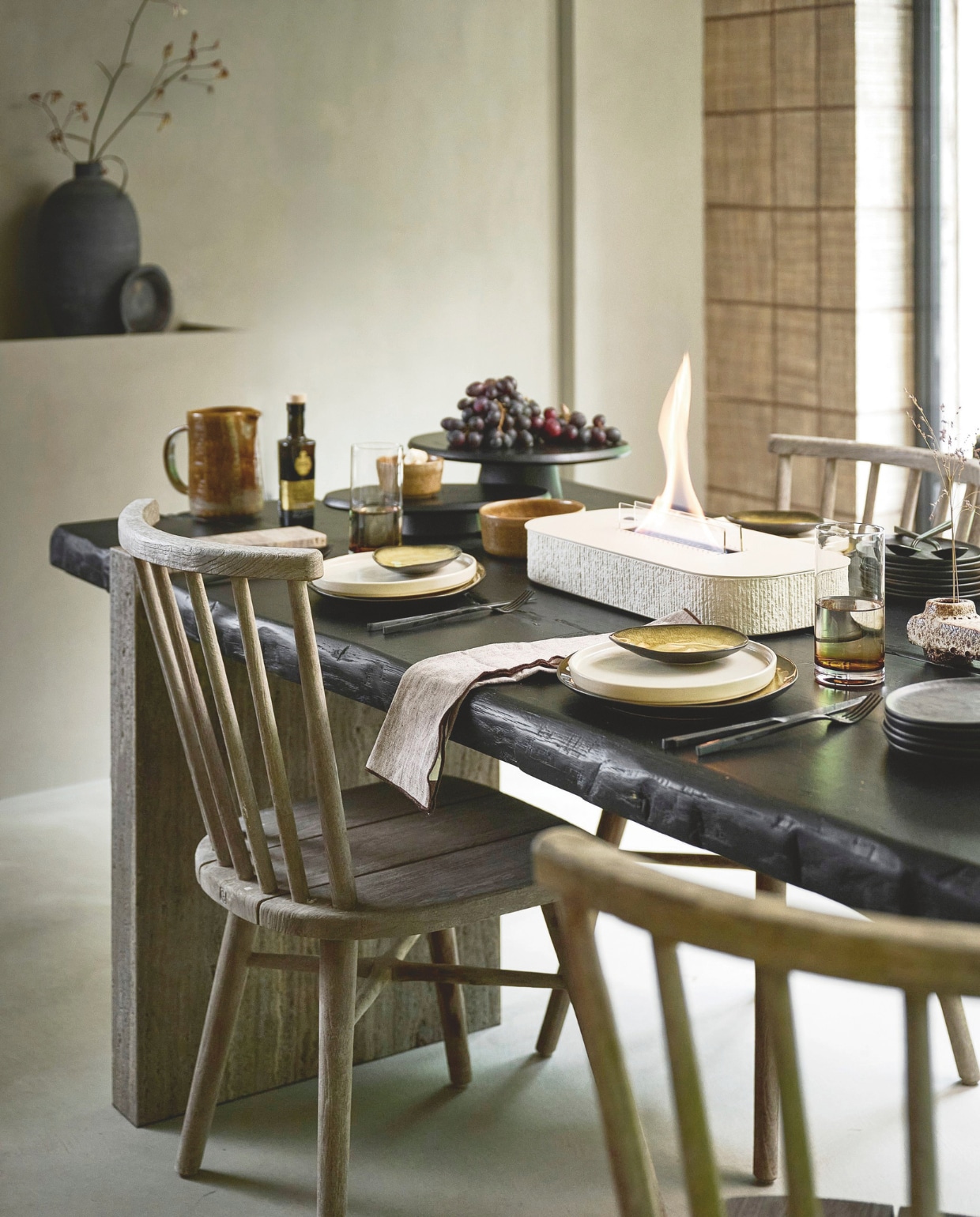 vtwonen tafelhaard Glow Aris 180, beton, beige, 47x22x12 cm (bxdxh) € 499,90.M.m.v. serax.com (etagères), zarahome.com (kan, kommen, schaaltjes), hm.com (servetten). Overig privébezit. vtwonen 12-2025 | styling Sanne Ketelaar | fotografie Sjoerd Eickmans