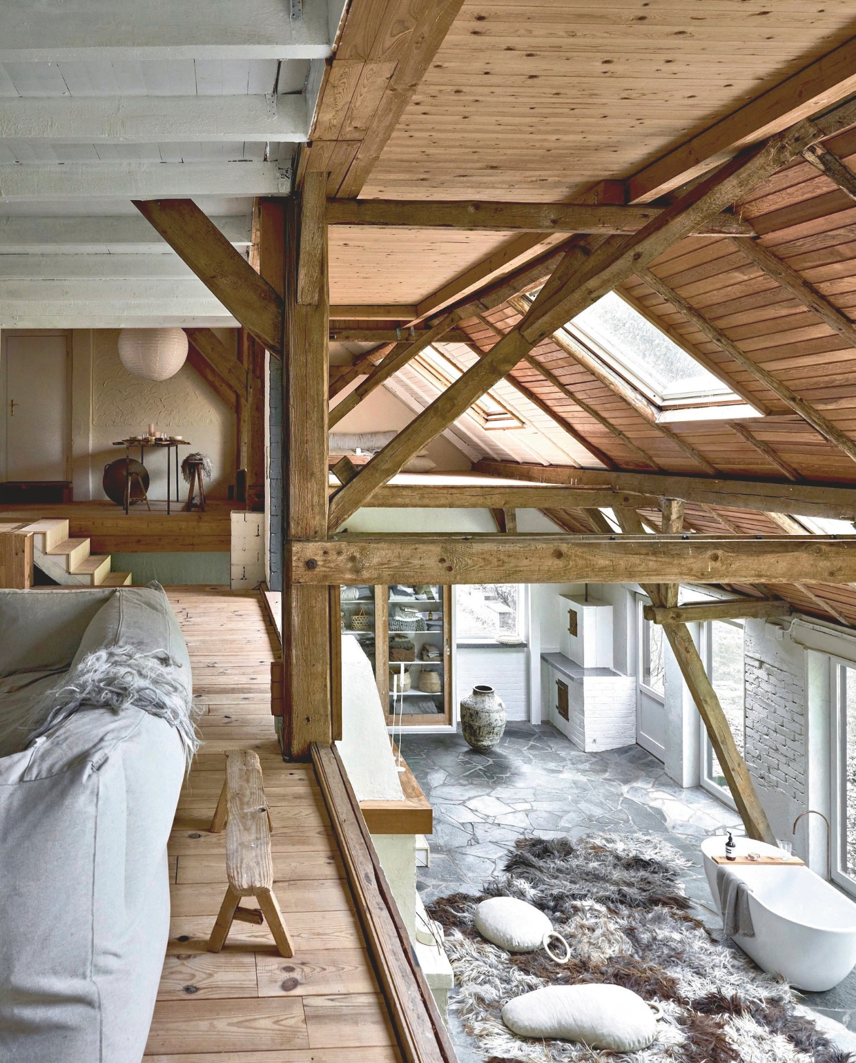 Vloer beneden flagstones Sikis Blue van Giraffa. Bank Bryck. Houten bankje, vloerkleed en vloerkussens Vacht van Vilt. Bad Marktplaats. Olijfolievaas antiek. Kast uit een school uit de jaren 30. Staande kandelaars K’willem in huis. vtwonen 12-2025 | styling Marianne Luning | fotografie Sjoerd Eickmans