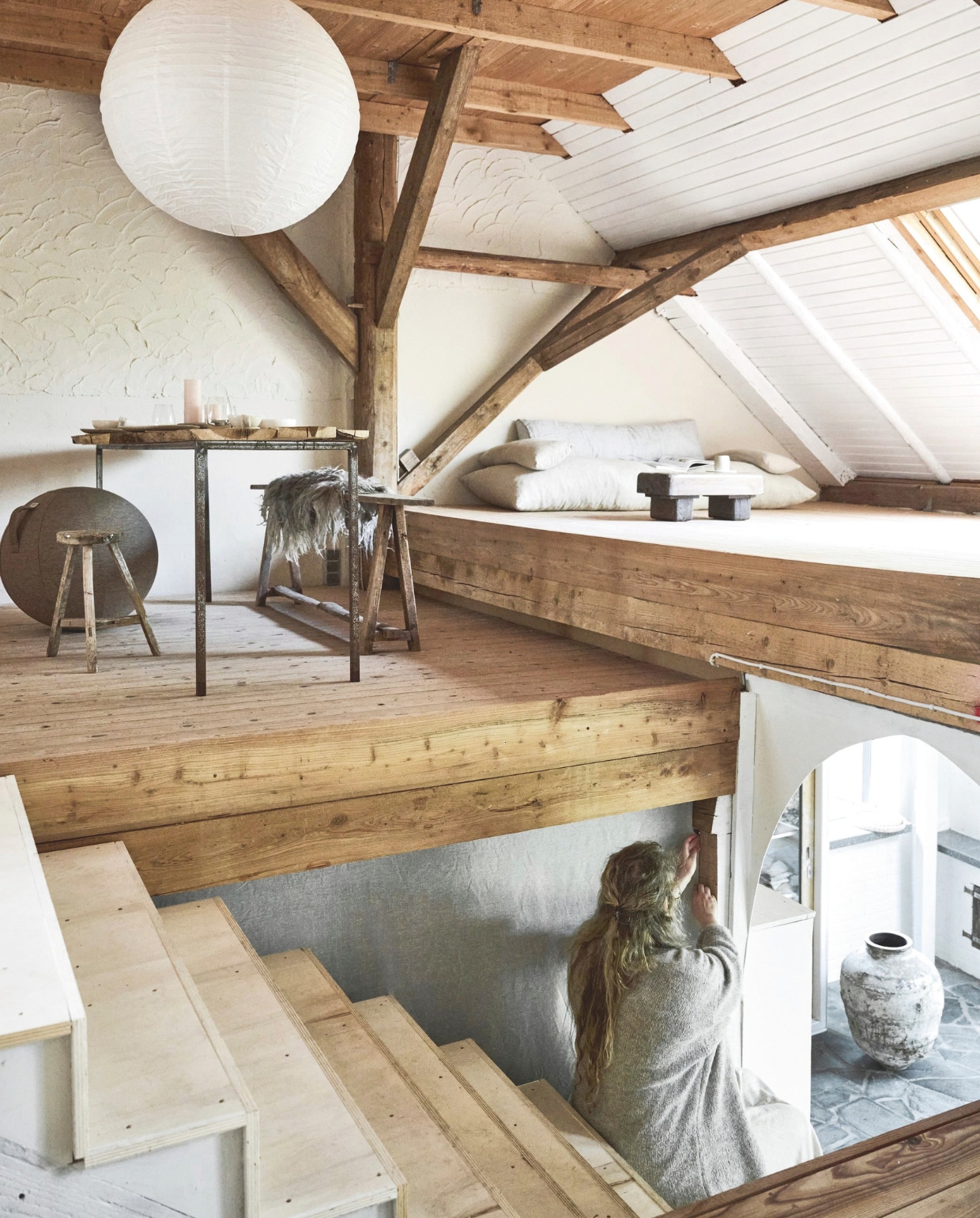 Vloer via houthandel Lippold bouw. Muurverf Ibiza Rush van Lab Paint. Tafel en bank Vacht van Vilt. Krukken kringloop. Bijzettafel gemaakt door de oom van Anke. vtwonen 12-2025 | styling Marianne Luning | fotografie Sjoerd Eickmans