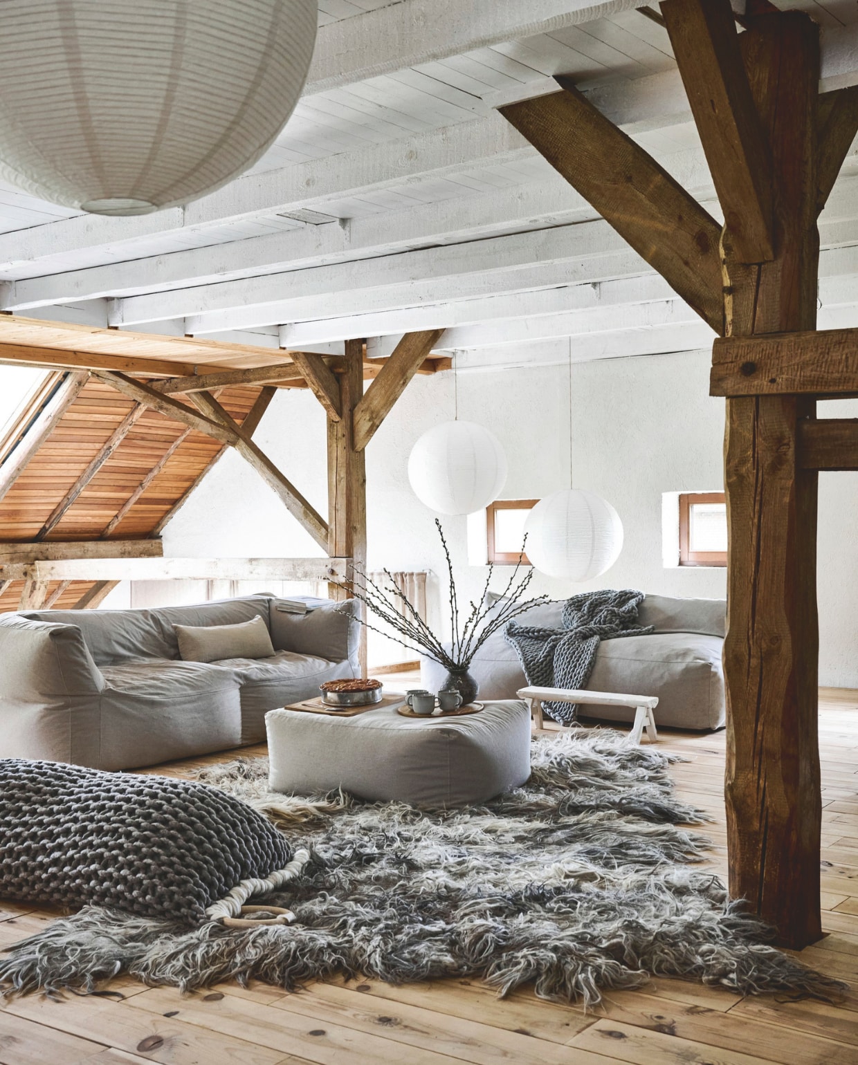 Muurverf Quiet Blush van Lab Paint. Bank en hocker Bryck. Hanglampen Ikea. Vaas kringloop. Plaid, kussen, vloerkleed en houten bankje Vacht van Vilt. vtwonen 12-2025 | styling Marianne Luning | fotografie Sjoerd Eickmans