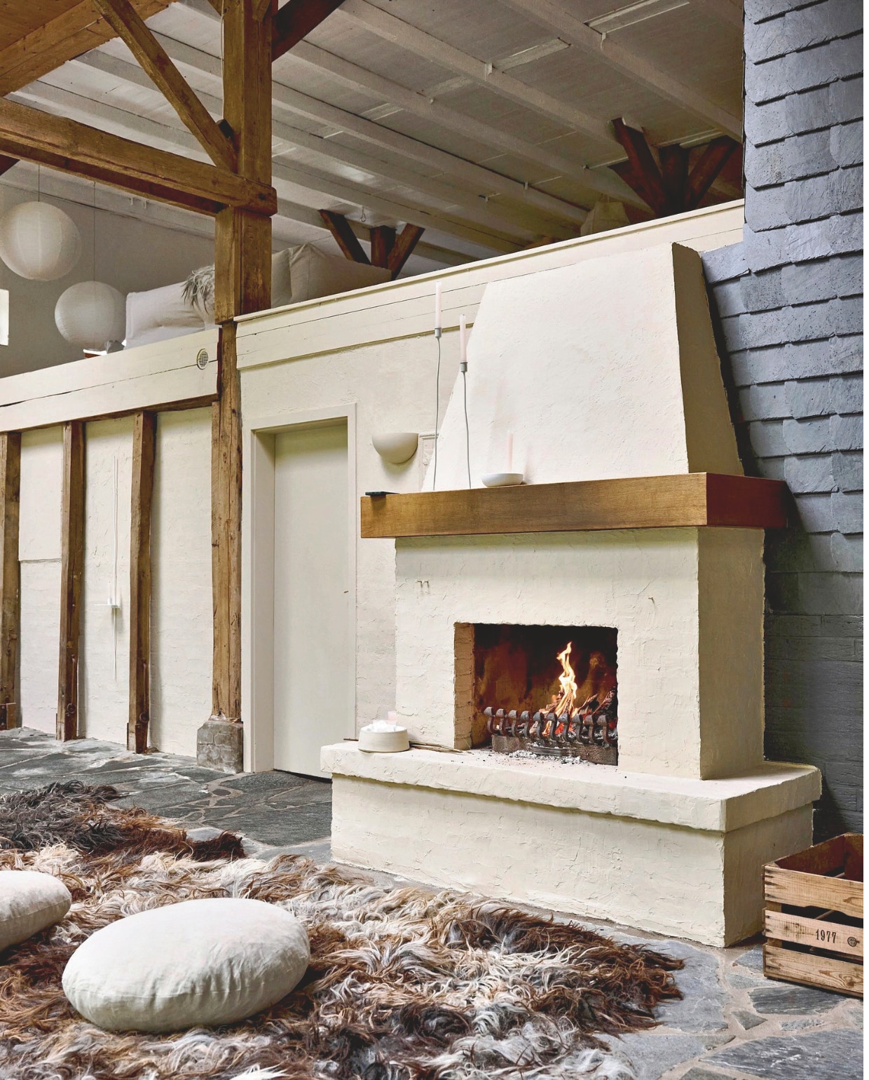 Vloer flagstones Sikis Blue van Giraffa. Kleur haard Saint-Tropez van Lab Paint. Vloerkleed Vacht van Vilt. vtwonen 12-2025 | styling Marianne Luning | fotografie Sjoerd Eickmans