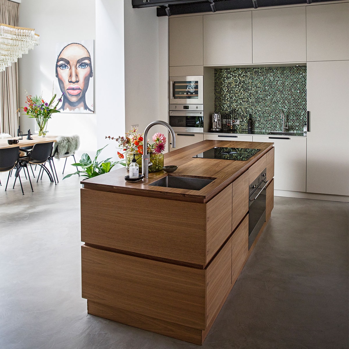 Keuken op maat gemaakt Studio Tijn. Vaas Bloemendaal Bloemen. Mozaïektegels Kol Tegels & Sanitair. Schilderij Lotte Kan. vtwonen 08-2021 | styling Ilona Jongepier | fotografie Dana van Leeuwen