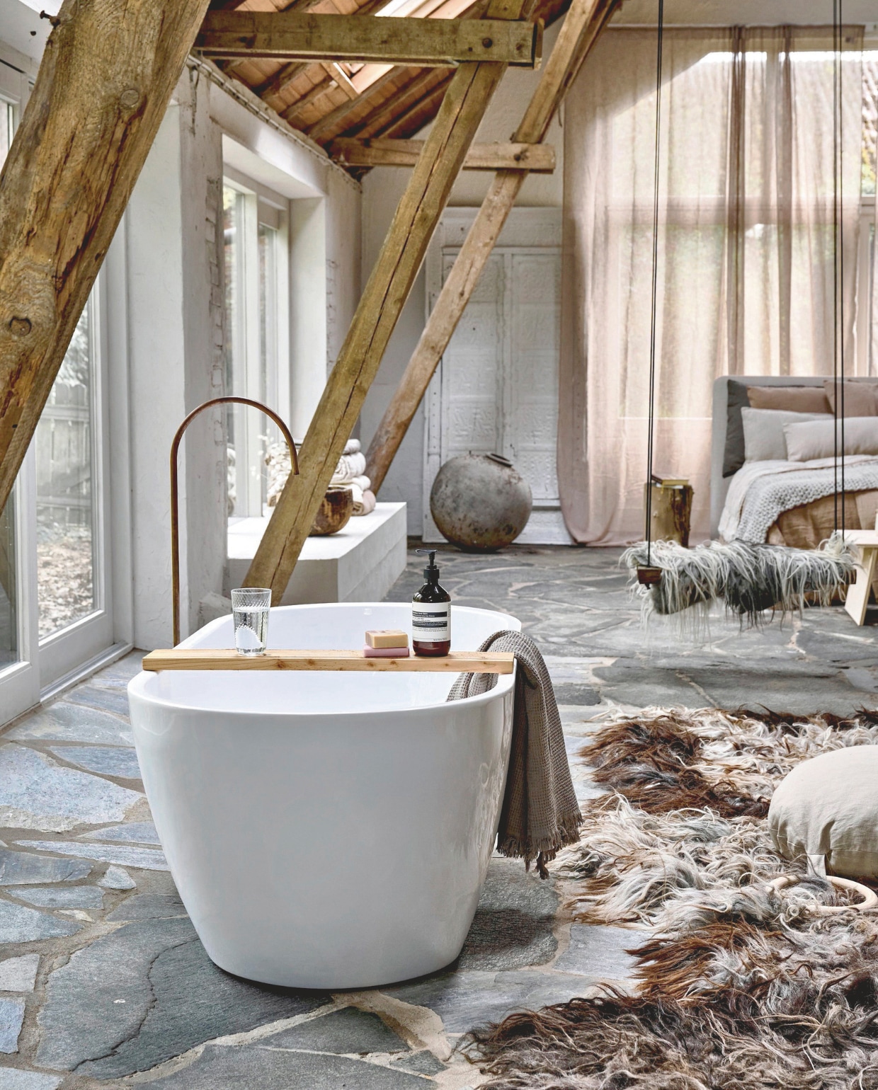 Bad Marktplaats. Gordijnen, vloerkleed, sprei, schommel, plaids Vacht van Vilt. Deur en vloervaas antiek. Bed Tuur. Kussens Casa comodo. Badplank via houthandel Lippold bouw. Houten schaal uit Indonesië. vtwonen 12-2025 | styling Marianne Luning | fotografie Sjoerd Eickmans