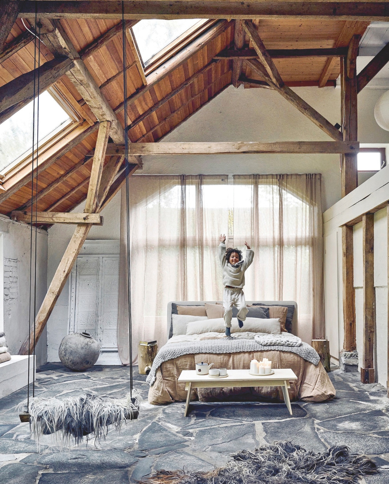 Bijzettafel voeteneind Fuyu van Grimm’s. Bijzettafels naast bed boomstammen uit eigen tuin. Theepot kringloop. Kopjes Akm keramiek. Kaarsen Ikea. vtwonen 12-2025 | styling Marianne Luning | fotografie Sjoerd Eickmans