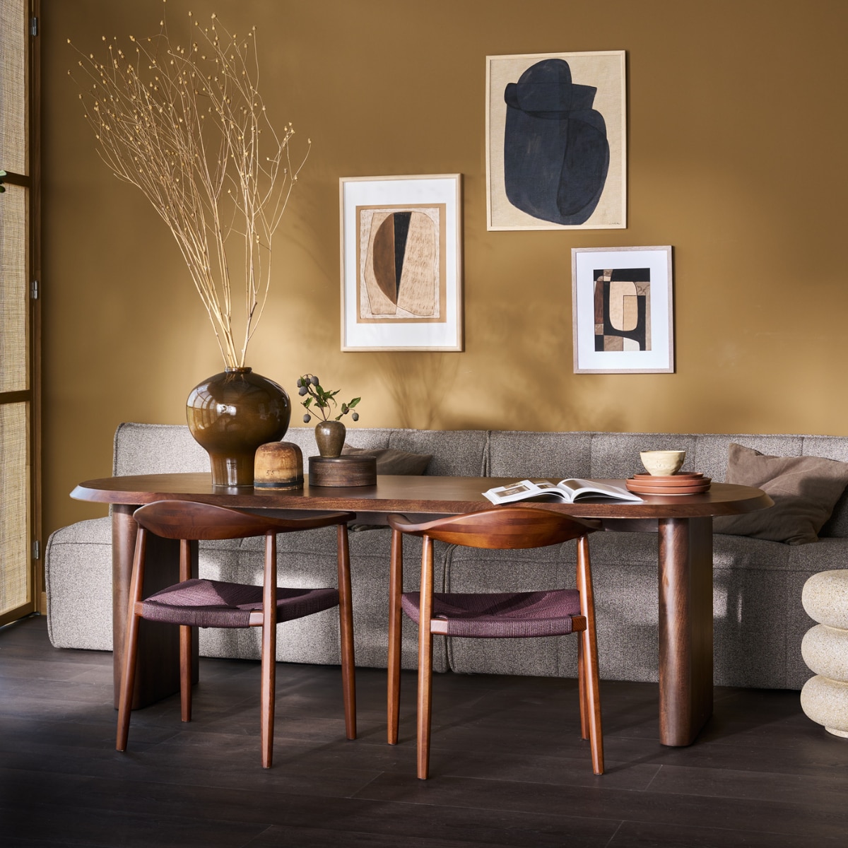 Eettafel Ellips, eetbank Cluster en stoel Embrace. vtwonen 11-2025 | styling Cleo Scheulderman | fotografie Jeroen Van der Spek