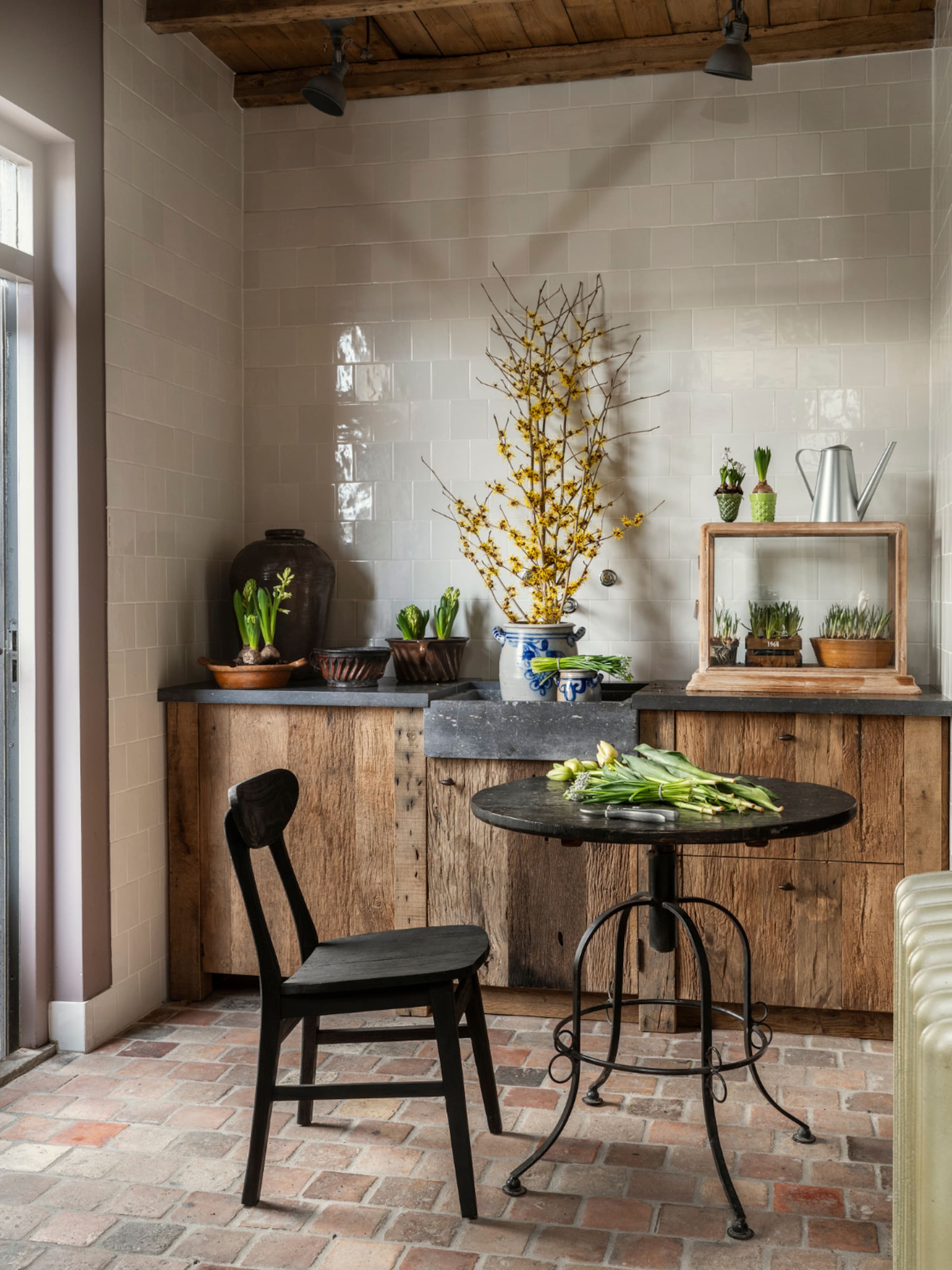 hout metaal gouden combinatie landelijke woonstijl