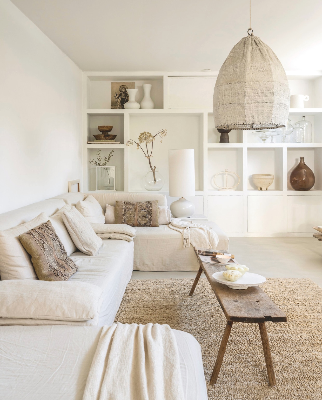 Linnen bank L’Authentique. Gekleurde kussens uit Marrakech. Witte pompoenen en kom Atelier November. Vintage slagerstafel. Hanglamp Mo’s Interior Art. Taartschaal @voc2012. Kast op maat gemaakt, geschilderd met stuccoverf van L’Authentique. Tafellamp Kwantum. Vloerkleed Pomax. vtwonen Landelijk 10-2025 | styling Marianne Luning | fotografie Stan Koolen