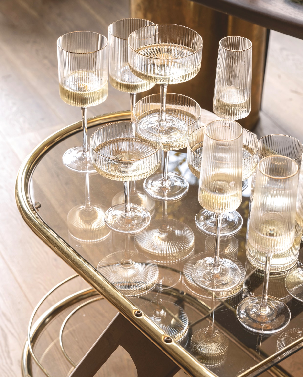 vtwonen wijnglas, geribbeld glas met gouden rand, 400 ml, set van 4 € 35,-, vtwonen champagneglas, flûte, geribbeld glas met gouden rand, 250 ml, set van 4 € 35,- en vtwonen champagneglas, coupe, geribbeld glas met gouden rand, 300 ml, set van 4 € 35,-. Overig privébezit. kerstboek 2025 | styling Sanne Ketelaar | fotografie Stan Koolen