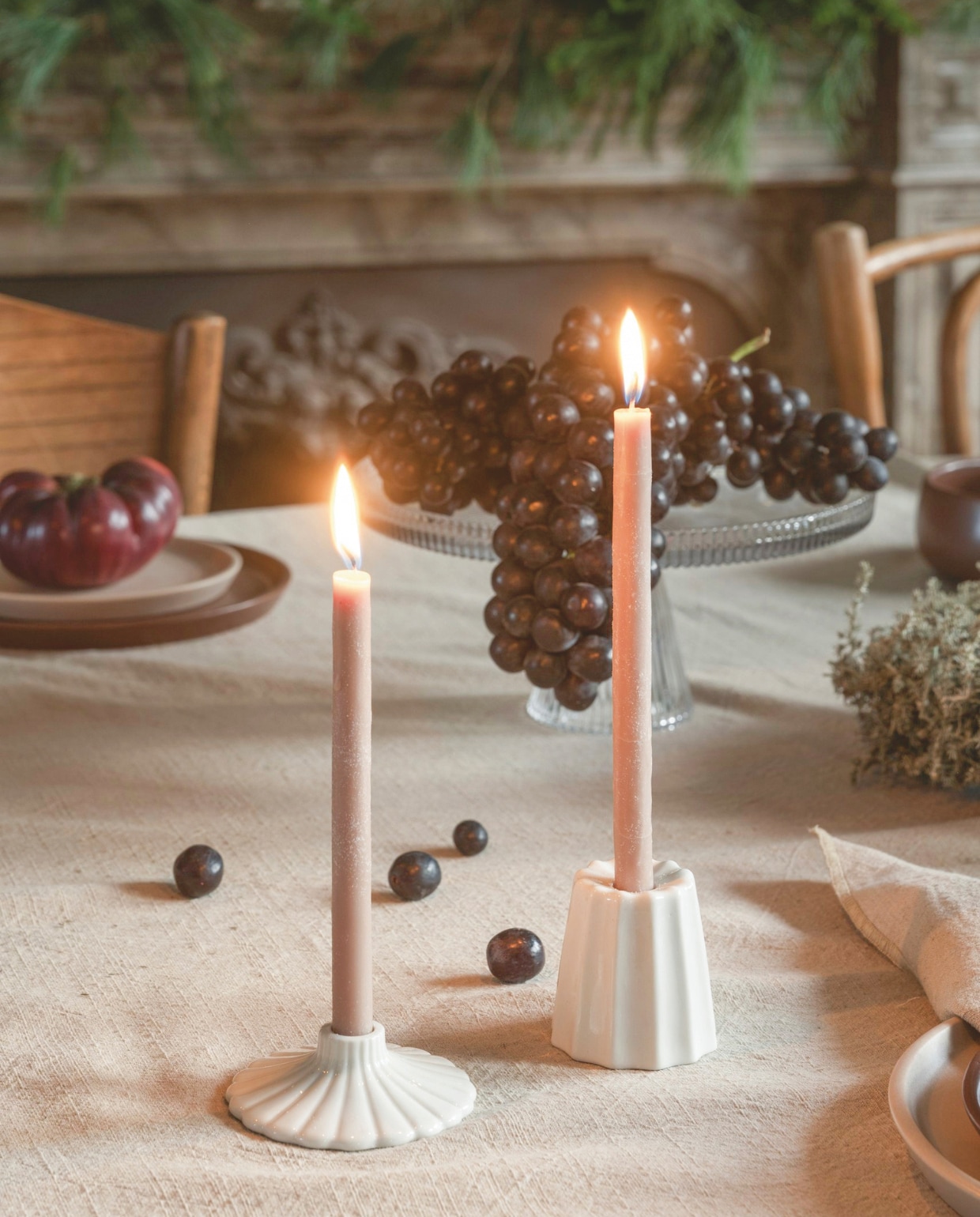 vtwonen kandelaars, keramiek, wit, set van 4, vanaf € 25,-, vtwonen taartplateau, glas, transparant, 24,7x12 cm (Øxh) € 29,95 en vtwonen borden, keramiek, donkerbruin en flax, vanaf € 24,95. Overig privébezit. kerstboek 2025 | styling Sanne Ketelaar | fotografie Stan Koolen