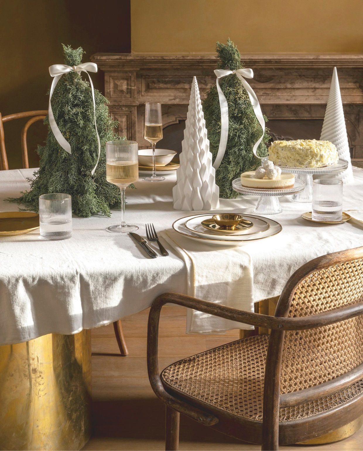 vtwonen taartplateau, glas, transparant, vanaf € 19,95, vtwonen servies, porselein, wit en wit-goud, diverse onderdelen vanaf € 9,95, diverse vtwonen glazen, geribbeld glas, transparant-goud, diverse sets vanaf € 29,-, vtwonen bestek, matzwart, 18-delig € 89,- en vtwonen sculpturen, porselein, wit, diverse varianten € 49,95. Overig privébezit. kerstboek 2025 | styling Sanne Ketelaar | fotografie Stan Koolen