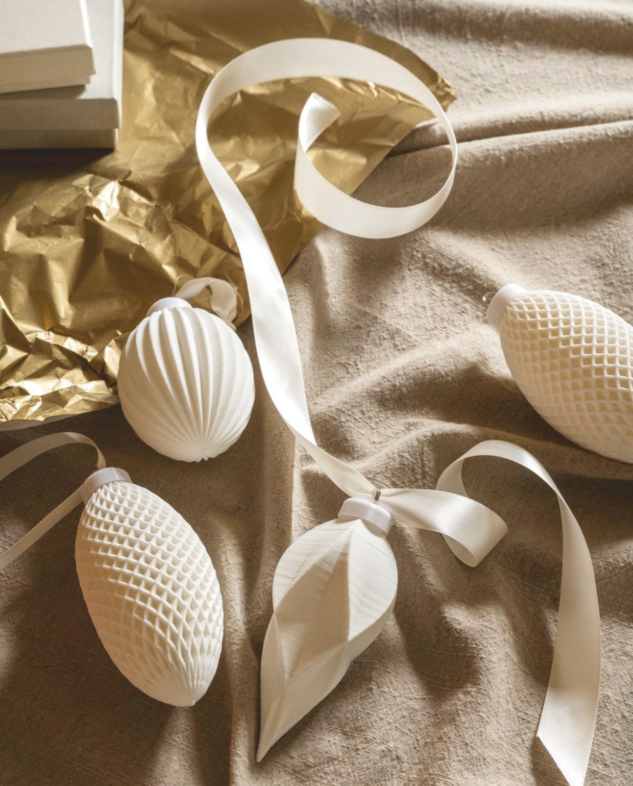 vtwonen kerstornament 3D stripes, porselein, wit, set van 4 € 29,-, vtwonen kerstornament 3D waffle, porselein, wit, set van 4€ 35,- en vtwonen kerstornament 3D diamond, porselein, wit, set van 4 € 29,-. Overig privébezit. kerstboek 2025 | styling Sanne Ketelaar | fotografie Stan Koolen