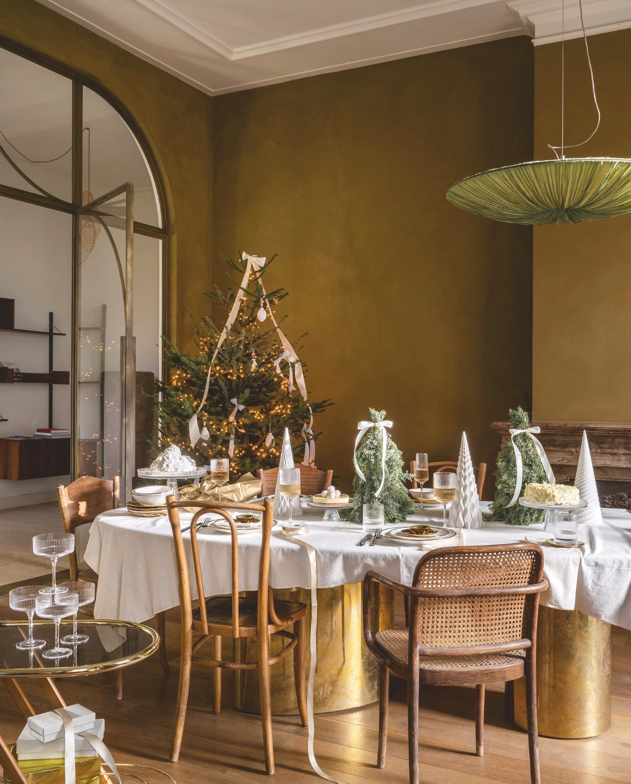 vtwonen taartplateaus, glas, transparant, vanaf € 19,95, vtwonen servies, porselein, wit en wit-goud, diverse onderdelen vanaf € 9,95, diverse vtwonen glazen, geribbeld glas, transparant-goud, diverse sets vanaf € 29,-, vtwonen bestek, matzwart, 18-delig € 89,-, vtwonen sculpturen, porselein, wit, diverse varianten € 49,95 en (in de boom) vtwonen ornament 3D, porselein, wit, diverse varianten vanaf € 8,95. Overig privébezit. kerstboek 2025 | styling Sanne Ketelaar | fotografie Stan Koolen