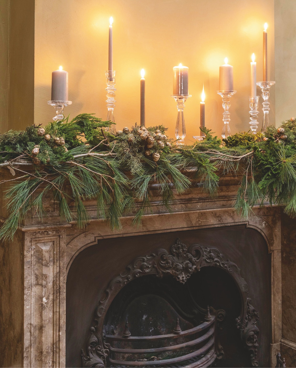 vtwonen kandelaar, glas, transparant, diverse varianten en sets, vanaf € 12,95. Overig privébezit. kerstboek 2025 | styling Sanne Ketelaar | fotografie Stan Koolen