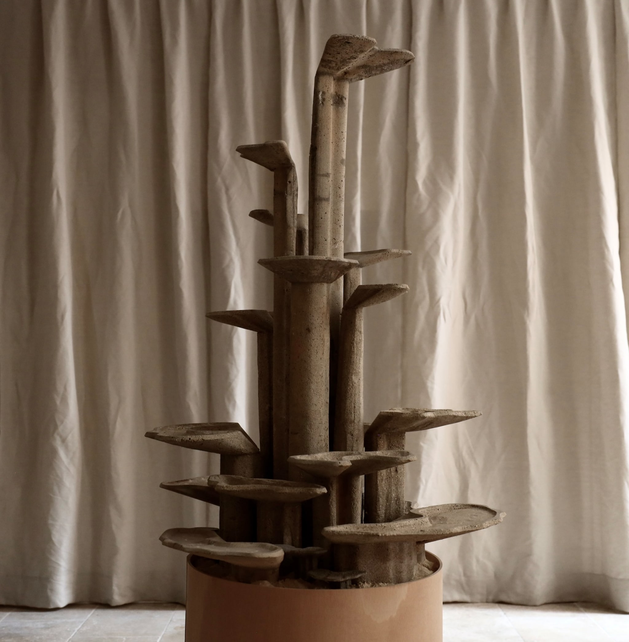 betonnen sculptuur van designer James Haywood. vtwonen Design 02-2026 | James Haywood | fotografie Sylvie Drion-halbin