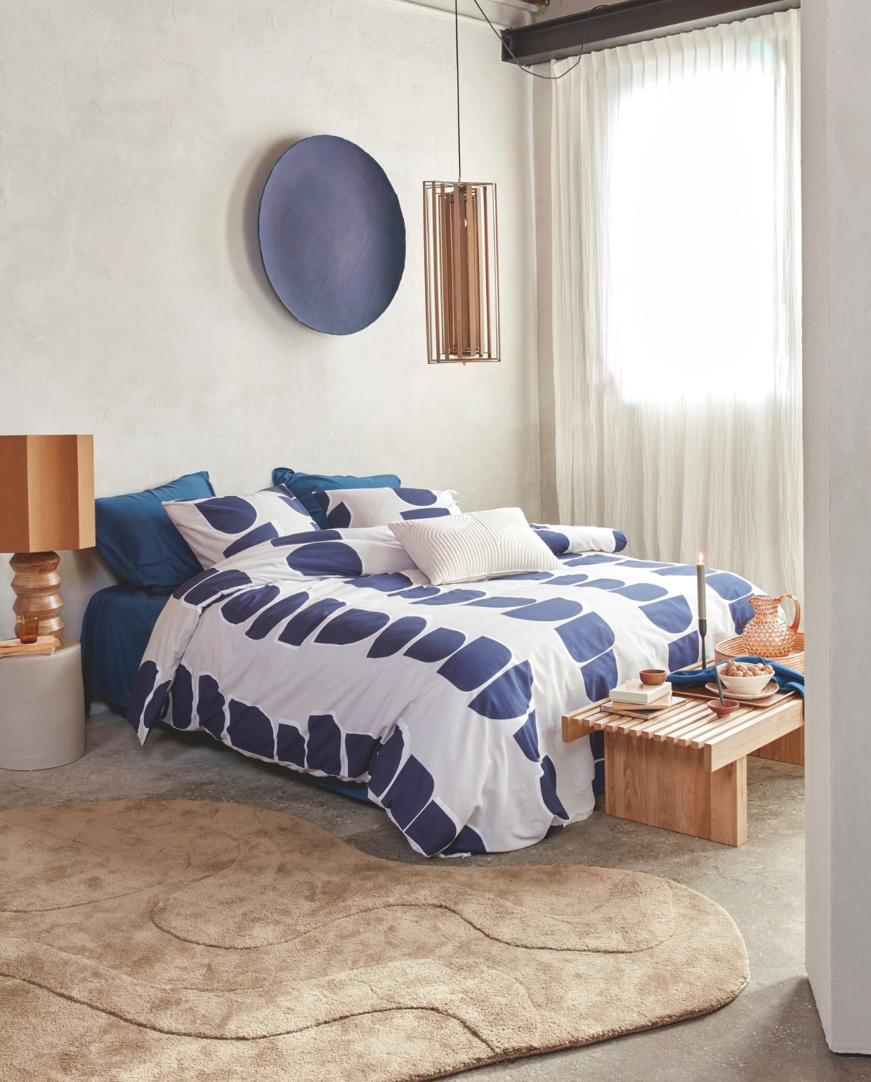 Dekbedovertrek Moons van katoen in Indigo vanaf € 49,95. Katoensatijnen dekbedovertrek Earth in Donkerblauw, vanaf 89,95. Sierkussen Broom Bow in naturel, 40x60 cm € 49,95. M.m.v.: shop.vtwonen.nl (kruk van Serax, kleed van Woood), loods5.nl (tafellamp, bank), letoile.store (mok, notitieboekjes, wierookhouder), paviljoennoord.com (dienbladen, kandelaar, bord, karaf). Overig privébezit. vtwonen 04-2025 | styling Kim Timmerman, Danielle Verheul | fotografie Richard Smit