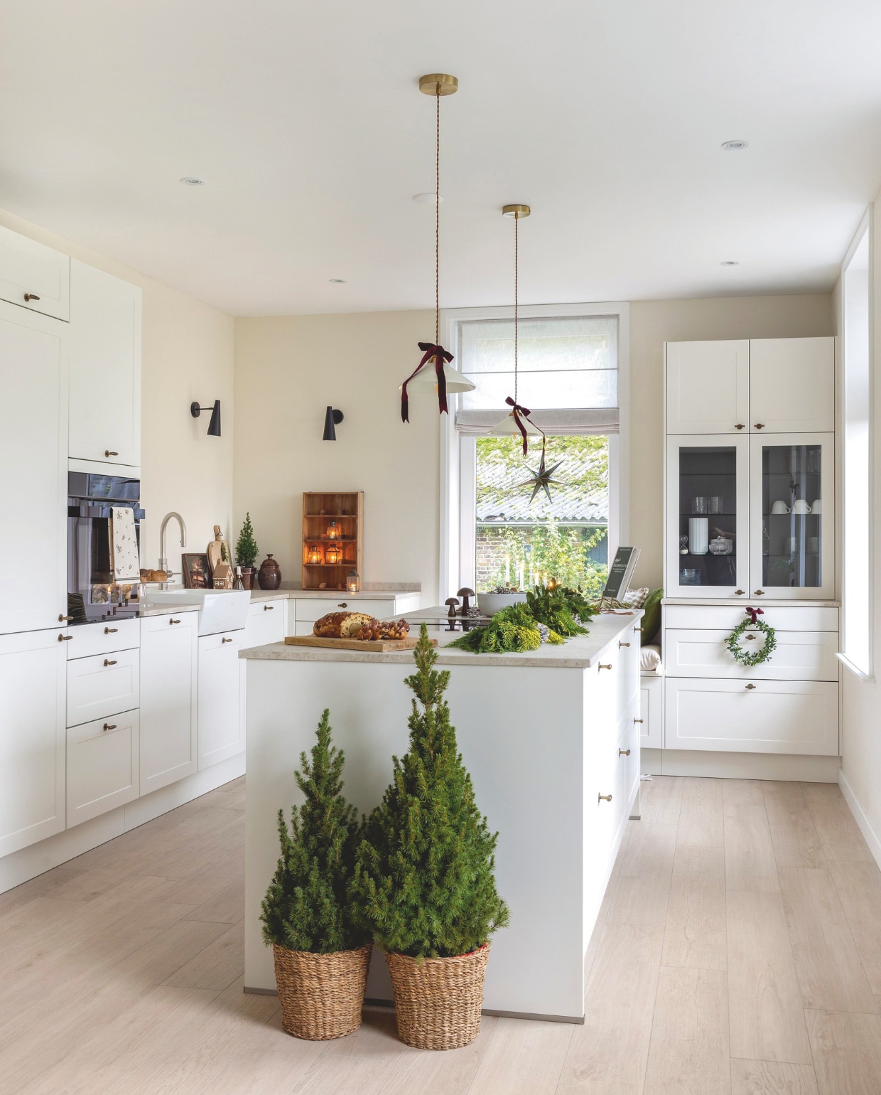 Keuken Systemat met messing beslag en handgrepen via H&i Küchen Design. Lampen boven het kookeiland Zara Home. Aanrechtblad Lithotech Living Ceramics, kleur Kendo Light Natural. vtwonen landelijk 11-2025 | fotografie Anneke Gambon