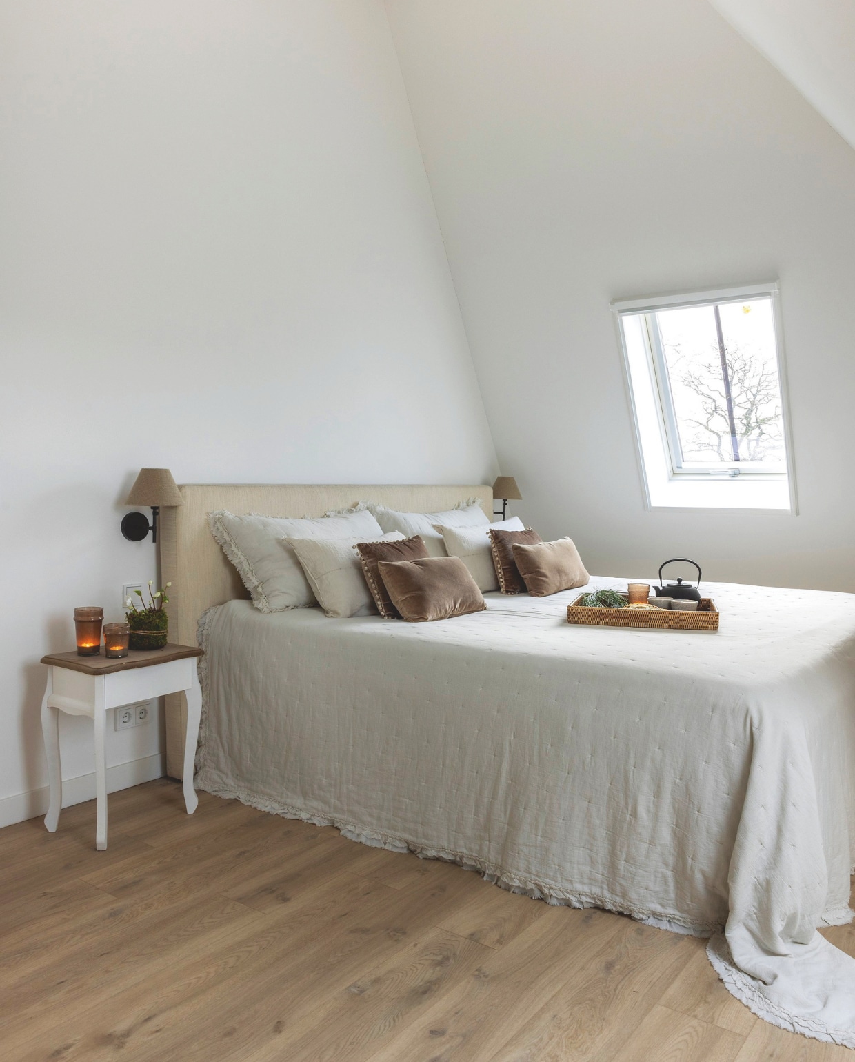 Bed Auping. Sprei H&m Home. Wandlampen Zara Home. Nachtkastje vintage, soortgelijke Maisons du Monde. vtwonen landelijk 11-2025 | fotografie Anneke Gambon