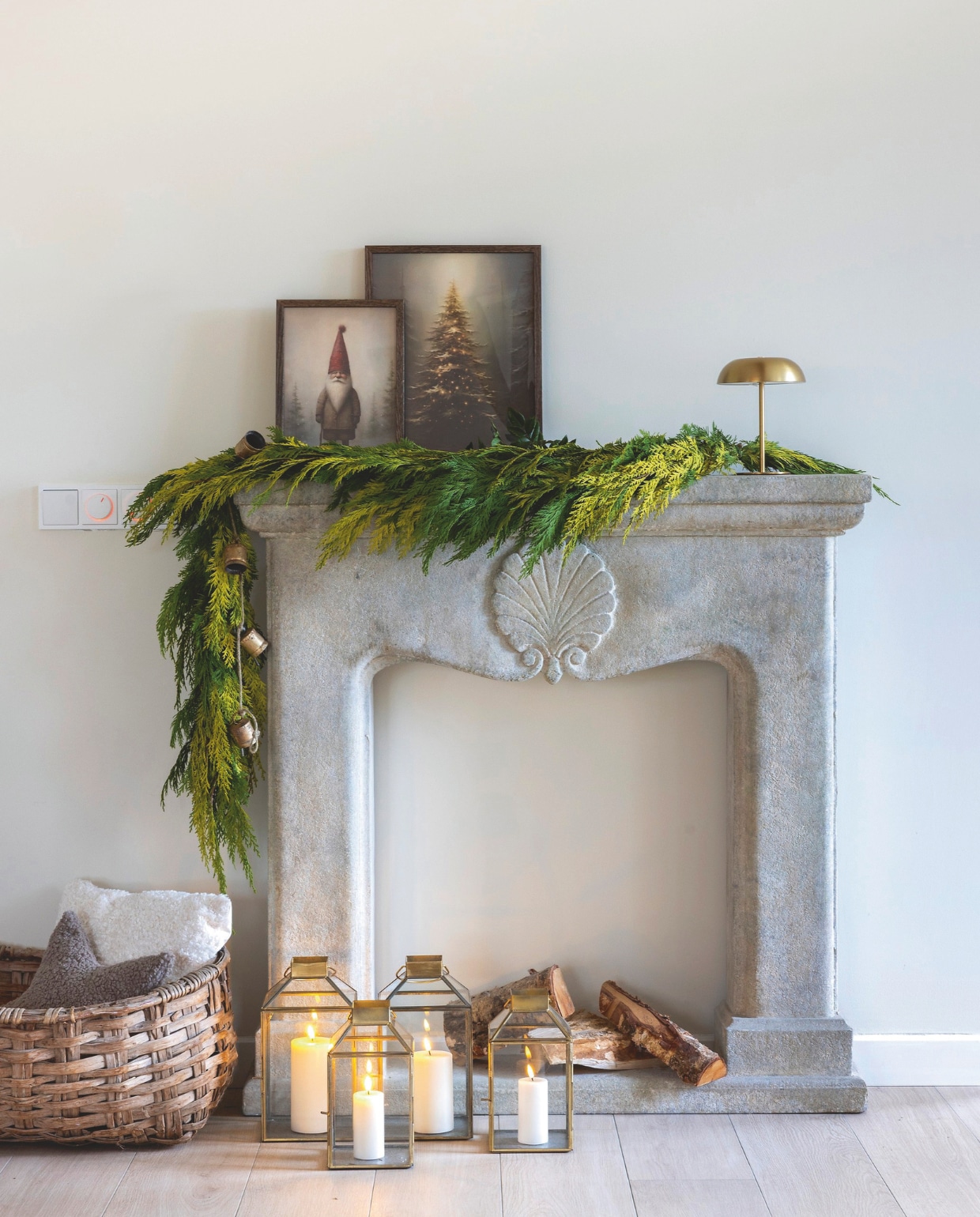 Fransciska maakte alle groene decoraties zelf met materiaal uit eigen tuin. Soortgelijke schouw ’t Achterhuis. vtwonen landelijk 11-2025 | fotografie Anneke Gambon