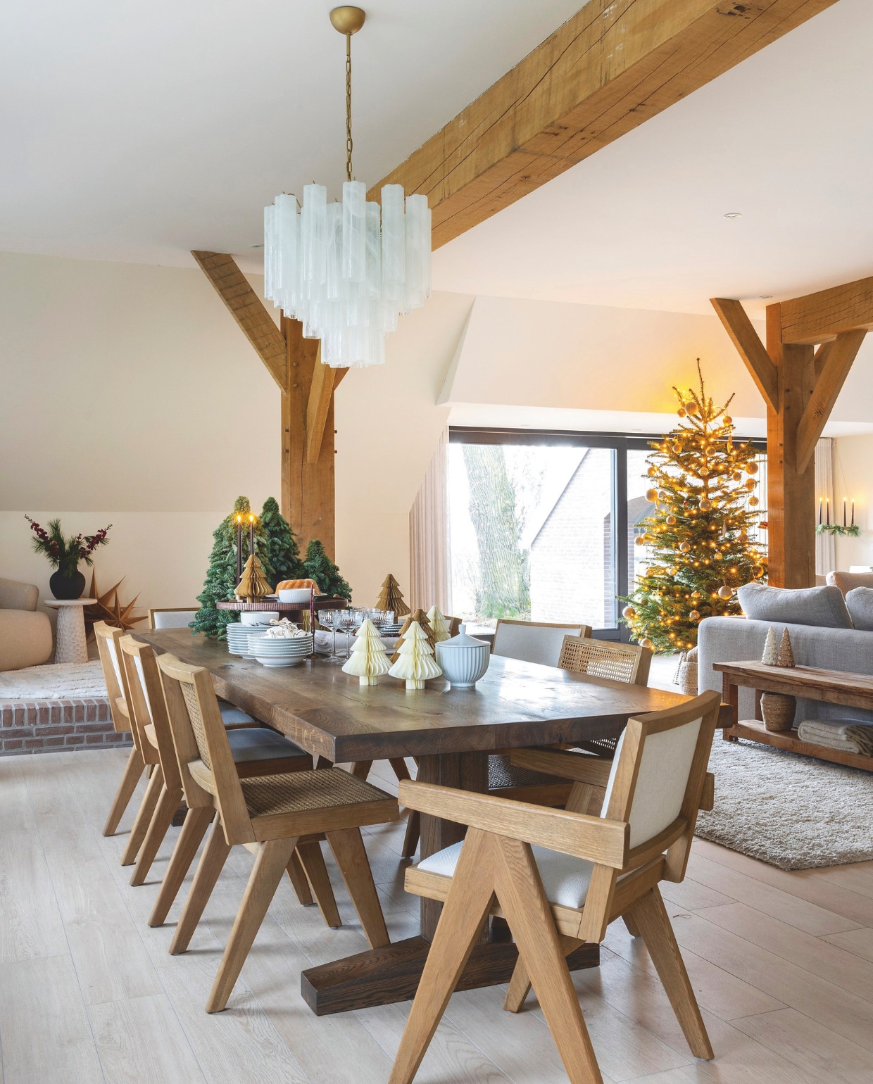 Geoliede houten eettafel Meubelmakerij Binnendijk. Stoelen Sissi van Westwing. Lamp Murano Chandelier Alabaster White via Cherry Vintage Interior. Op de vloer: Imola Elixir Almond. Muurverf Portland Stone Pale Little Greene. vtwonen landelijk 11-2025 | fotografie Anneke Gambon