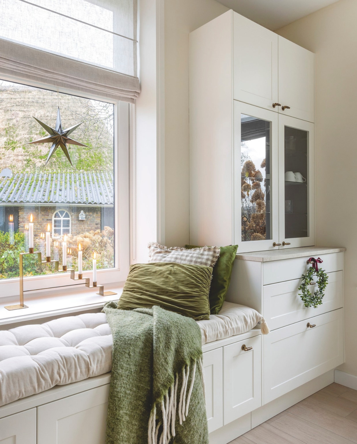 Groene kussens meegenomen uit de Verenigde Staten, soortgelijke Ookinhetpaars. Geruite kussen Zara Home. Plaid De Ridderinkhof. Messing kandelaar Nordiska Living & Co. vtwonen landelijk 11-2025 | fotografie Anneke Gambon