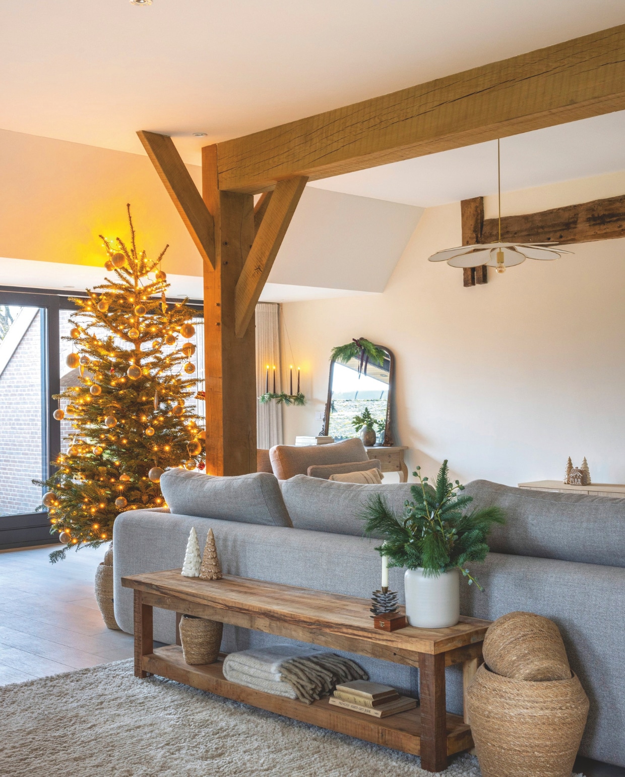 Sidetable Ib Laursen. Bank Harris van Design on Stock via Wiechers Wonen. Het vloerkleed komt uit de Verenigde Staten, soortgelijke via shop.vtwonen.nl. vtwonen landelijk 11-2025 | fotografie Anneke Gambon