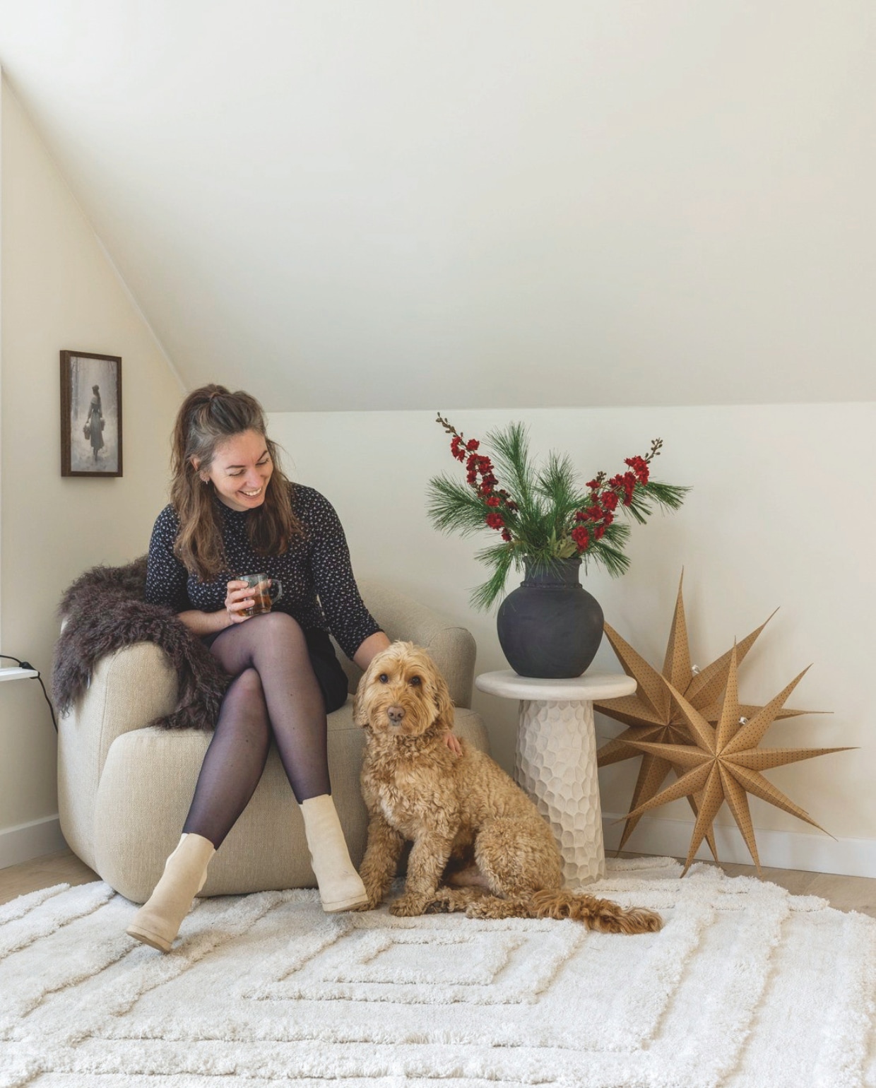 Fransciska met hond Max. Soortgelijk: fauteuil De Bongerd, bijzettafel envloerkleed Sohome. vtwonen landelijk 11-2025 | fotografie Anneke Gambon