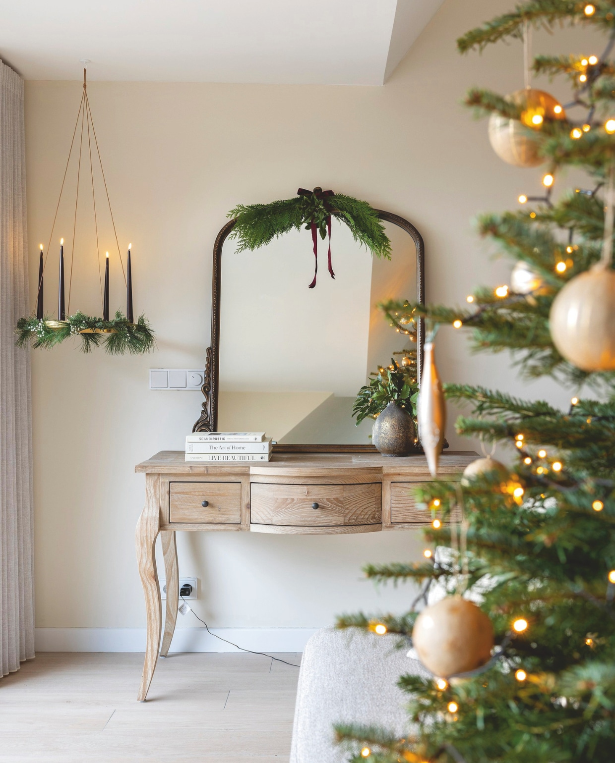Soortgelijk: dressoir Theclassichouse, spiegel Loberon, decoratiering van vtwonen via shop.vtwonen.nl. vtwonen landelijk 11-2025 | fotografie Anneke Gambon