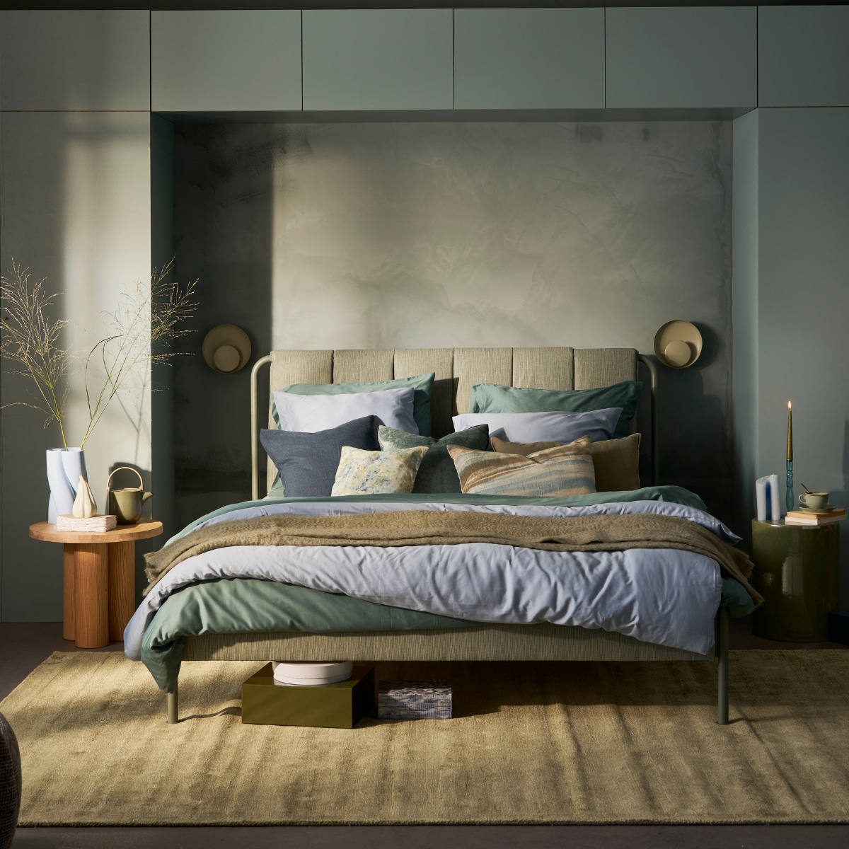 Muurverf Fresco in ‘Blue Reef’, per liter € 57,75, verf kozijnen en kast Traditional Paint in ‘Blue Reef’, per liter € 62,40 (pure-original.nl). Fauteuil Bolzano € 2169,- (boconcept.nl). Linnen plaid over fauteuil € 225,-, groenblauw gevlekt kussen € 89,-, groenblauw gestreept kussen € 89,- (homestede.nl). Schilderij € 450,- (maartjevandennoort.nl). Houten bijzettafel € 589,- (loods5.nl/design). Keramieken vaas Wocky € 59,-, kaars Wocky € 29,- (festamsterdam.com). Keramieken pompoen € 17,99, kop en schotel € 10,99, groen linnen kussen € 29,99 (zarahome.com). Notitieboek van geschept papier € 31,70, blauwwitte opbergbox € 169,- (badenbaden.nl). Theepot € 57,50, glazen kandelaar € 22,50 (paviljoennoord.com). Vloerkleed € 250,- (loods5.nl/goods). Wandlamp Marsi van Nordlux, € 54,99 (fonq.nl). Bed Tällåsen met gestoffeerd hoofdbord, 160x200 cm (lxb) € 219,- (ikea.nl). Katoensatijnen dekbedovertrekken met bijpassende kussenslopen in Faded blue en Deep green, per set vanaf € 109,95 (yumeko.nl). Mohair deken € 249,-, donkerblauw linnen kussen in Indigo € 30,- (bymolle.com). Blauw fluwelen kussen van William Yeoward € 97,- (wva.nl). Groene opbergbox € 17,-, lichtblauwe ronde opbergbox € 25,- (hay.nl). Keramieken kruk € 89,- (karwei.nl). Overig privébezit.