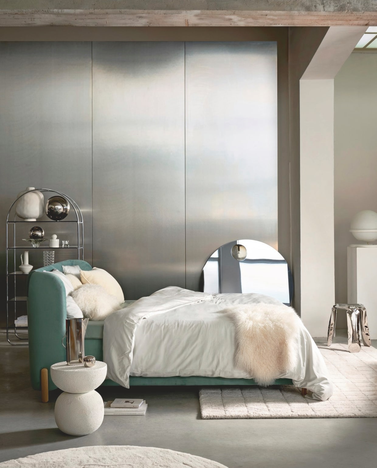 Swiss Sense boxspring Livson No. 4, vtwonen favorites, glory soft green, vanaf 140x200 cm € 3790,-. Zoals hier opgesteld 180x200 cm, inclusief matrascover € 4590,-. M.m.v. shop.vtwonen.nl (rechthoekig vtwonen vloerkleed Blocks), yumeko.nl (dekbedovertrekset, kussenslopen), urbannatureculture.com (bijzettafel, grote witte vaas), cocooncollectables.nl (kast, kruk rechts, rond vloerkleed, spiegel, chromen bollen), zarahome.com (kan, chromen potjes). Overig privébezit. vtwonen 12-2025 | styling cleo scheulderman | fotografie sjoerd eickmans