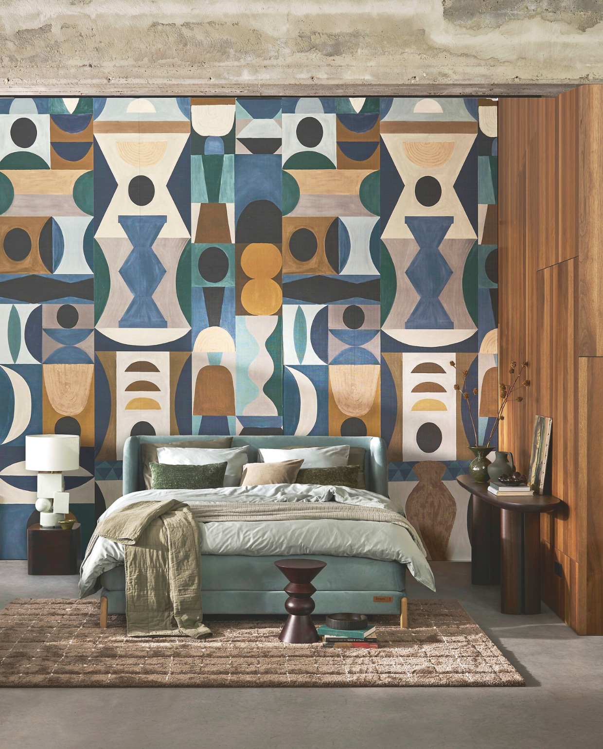 Swiss Sense boxspring Livson No. 4, vtwonen favorites, glory soft green, vanaf 140x200 cm € 3790,-. Zoals hier opgesteld 180x200 cm, inclusief matrascover € 4590,-. M.m.v. shop.vtwonen.nl (vtwonen vloerkleed Blocks), casamance.com (behang Modelage), yumeko.nl (dekbedovertrekset, kussenslopen, hoeslaken, sprei), weldaad.com (donkergroene quilt, groene sierkussens), urbannatureculture.com (bijzettafel links, bijzettafel voeteneind, vazen), hm.com (taupe sierkussen, zwarte schaal, bruin schaaltje), ingesimonis.nl (tafellamp, kap), versmissen.nl (sidetable). Overig privébezit. vtwonen 12-2025 | styling Cleo Scheulderman | fotografie Sjoerd Eickmans