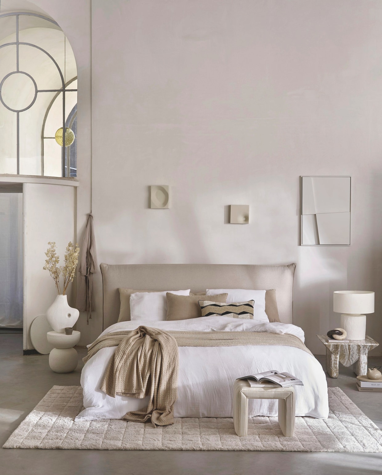 Swiss Sense bedframe Capella Celia, vtwonen favorites, tweed beige met pootjes Spike, vanaf 140x200 cm, exclusief lattenbodem en matras € 1089,-. Zoals hier opgesteld 180x200 cm € 1289,-.M.m.v. vtwonen.nl (dekbedovertrek, kimono, langwerpige kussenhoes, vloerkleed), urbannatureculture.com (zandkleurige bedcover, vaas, witte bijzettafel, poef, lamp), edithbeurskens.com (witte wandobjecten), weldaad.com (zandkleurige kussens), cocooncollectables.nl (marmeren object met ringen, gedessineerd kussen, marmerlook bijzettafel), yumeko.nl (sprei). Overig privébezit. vtwonen 12-2025 | styling Cleo Scheulderman | fotografie Sjoerd Eickmans