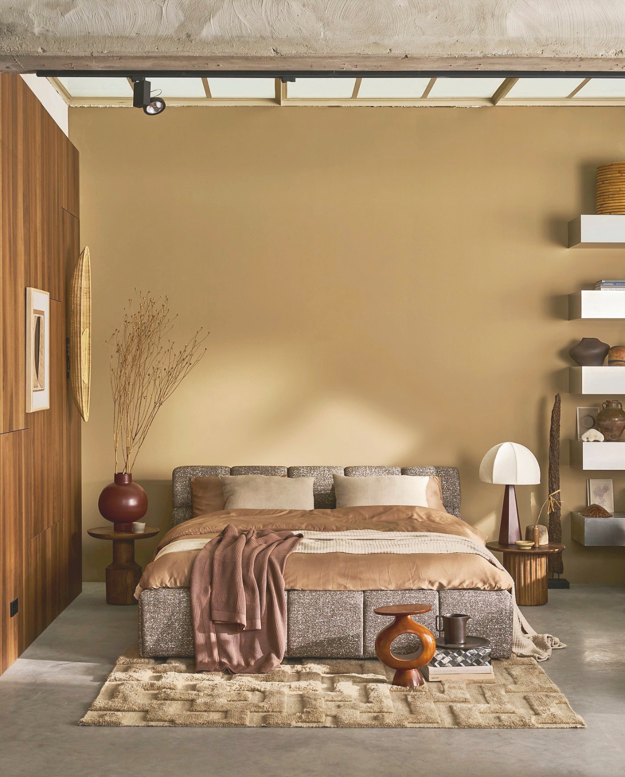 Swiss Sense bedframe Night Santiago, vtwonen favorites, noma army 26, vanaf 140x200 cm, exclusief lattenbodem en matras € 2490,-. Zoals hier opgesteld, 180x200 cm € 2890,-.M.m.v. swisssense.nl (dekbedovertrekset), yumeko.nl (taupe sprei, bruine deken), weldaad.com (sierkussens), urbannatureculture.com (bruine vaas, bijzettafel met gat, bordeauxrode vaas), vloerkledenwinkel.nl (vloerkleed), rawmaterials.nl (bijzettafels), dustydeco.com (tafellamp), cocooncollectables.nl (wandlamp, kan, bord, wandplanken, vloerobject), ilsevanstoltz.com (ingelijste art print), burbriantiek.nl (hoedenmallen, kruik). Overig privébezit. vtwonen 12-2025 | styling Cleo Scheulderman | fotografie Sjoerd Eickmans