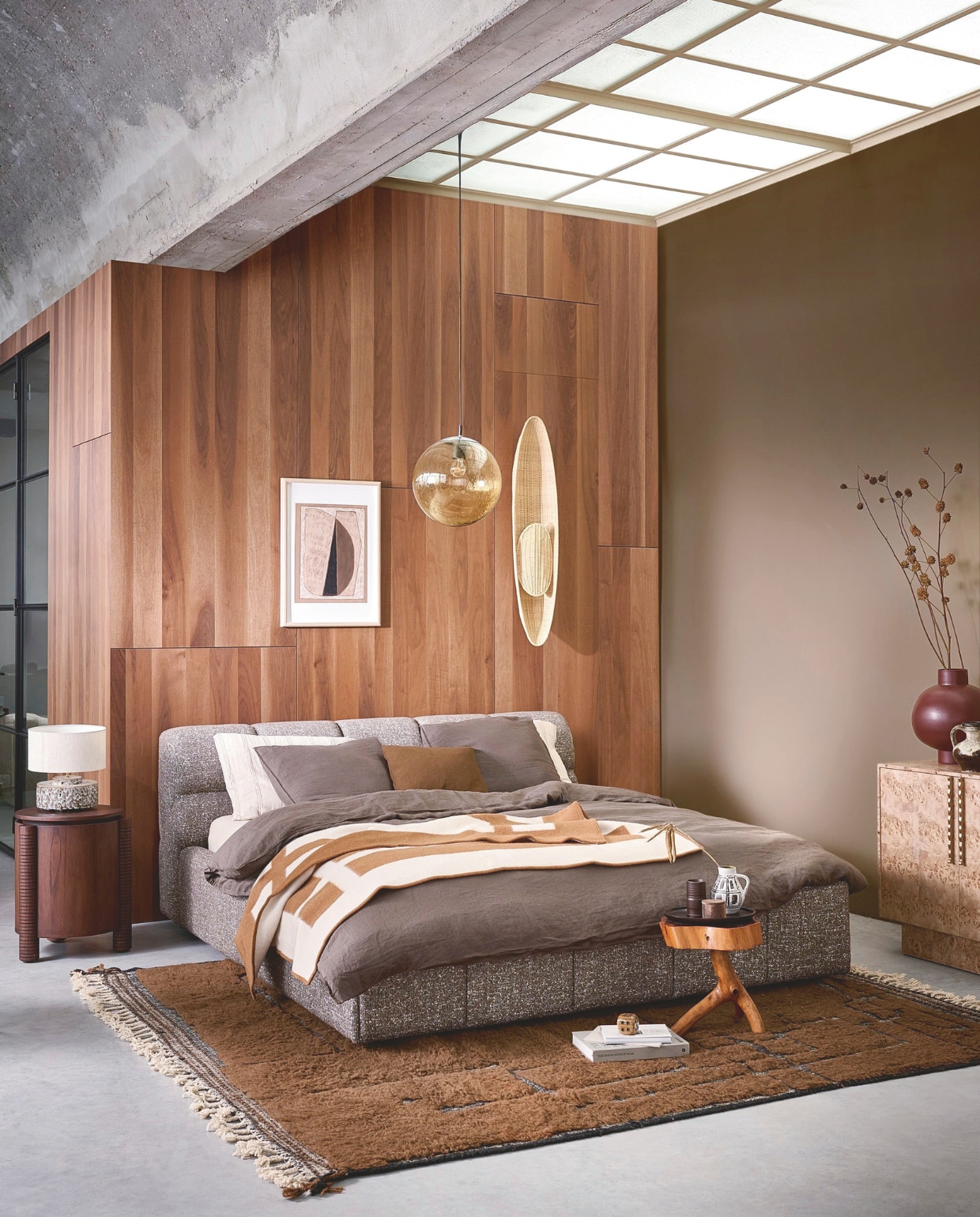 Swiss Sense bedframe Night Santiago, vtwonen favorites, noma army 26, vanaf 140x200 cm, exclusief lattenbodem en matras € 2490,-. Zoals hier opgesteld, 180x200 cm € 2890,-.<M.m.v. zarahome.com (dekbedovertrekset, gestreepte kussenslopen, sierkussen), ilsevanstoltz.com (ingelijste art print), urbannatureculture.com (tafellamp, vaas), cocooncollectables.nl (vloerkleed, bijzettafels, wandlamp), versmissen.nl (dressoir), hm.com (plaid, dienblad), pure-original.com (muurverf Ristretto). Overig privébezit.