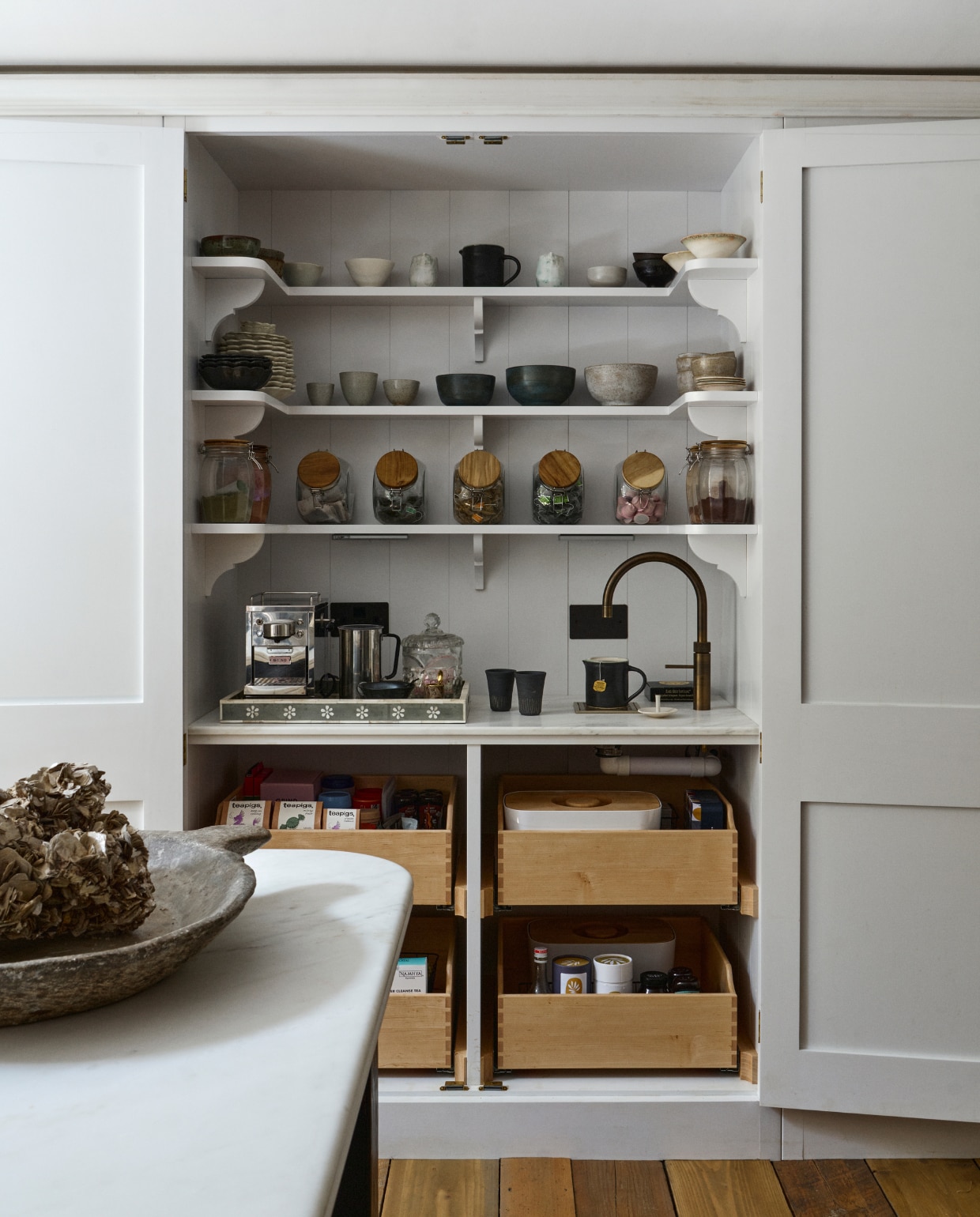 Pantry in de keuken. vtwonen landelijk 12-2025 | Styling Ali Heath | Fotografie Brent Darby