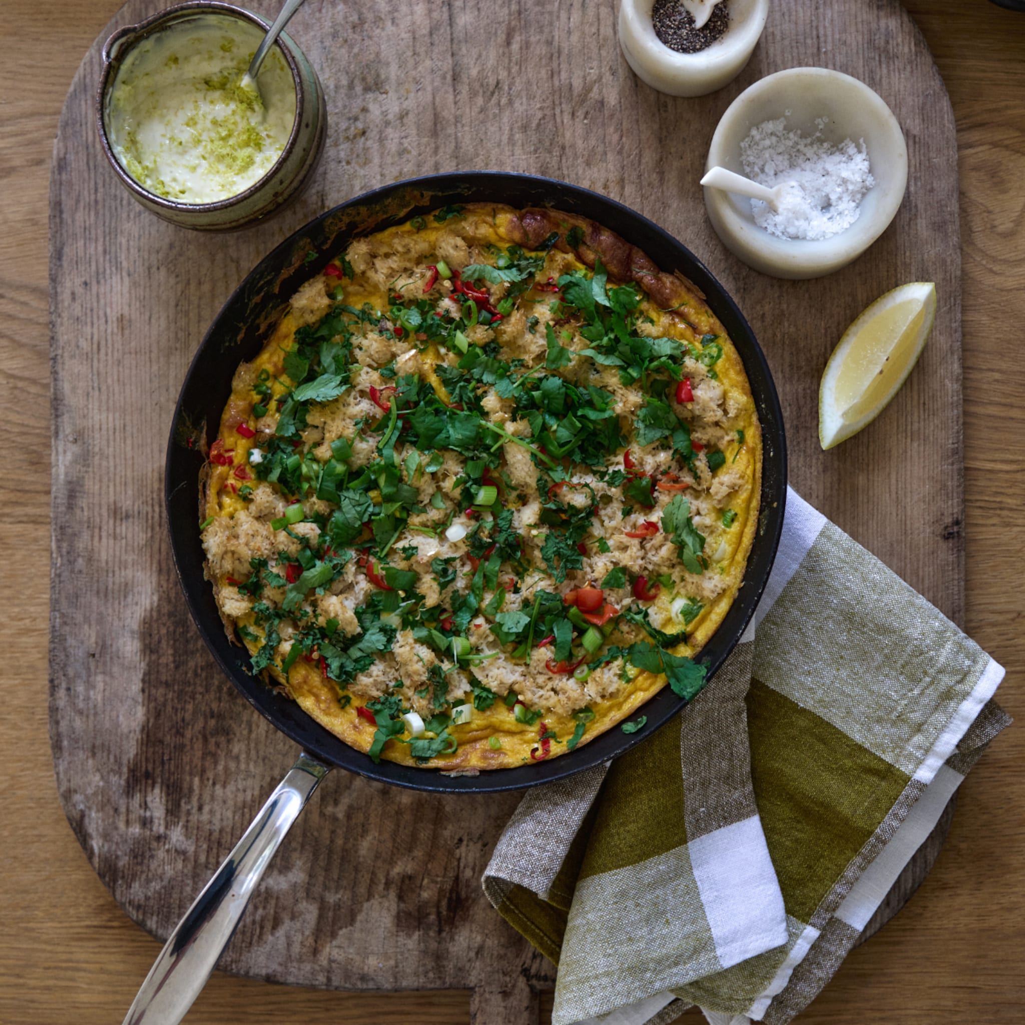 krab omelet met chili en limoen