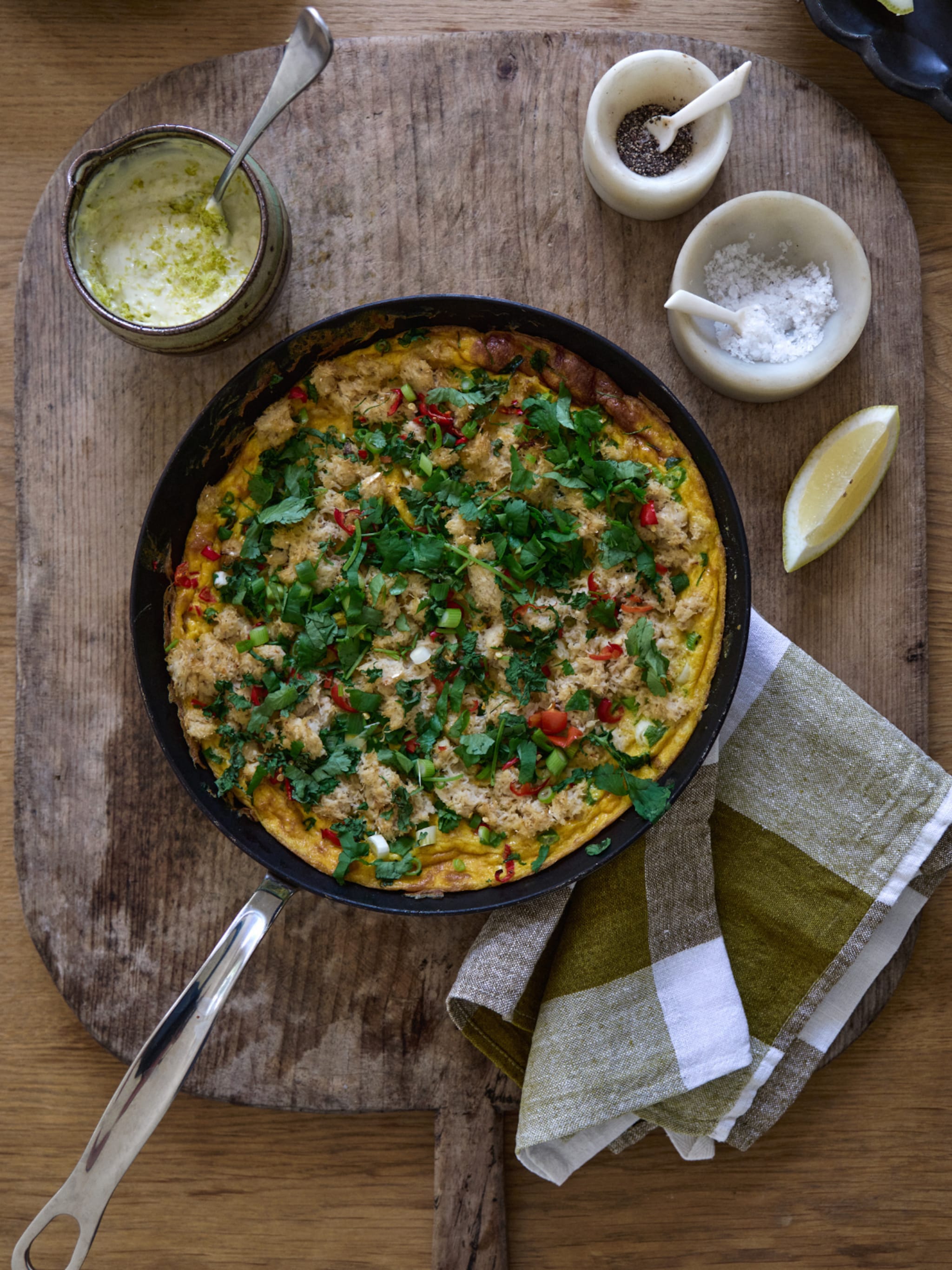 krab omelet met chili en limoen