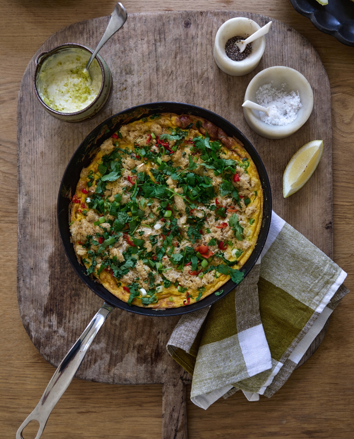 Davina's krab-omelet vtwonen landelijk 12-2025 | Styling Ali Heath | Fotografie Brent Darby