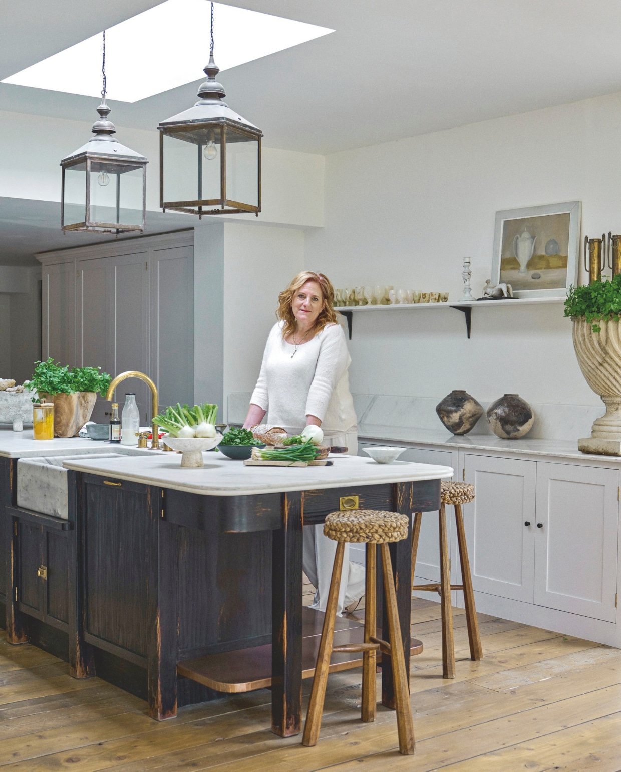 Handgemaakte en -geschilderdekeukenkastjes van Plain English.Houten barkrukken met rietenzitting Albion Nord. Kunstwerk Margaret Firth. Overig antiek en vintage. vtwonen landelijk 12-2025 | Styling Ali Heath | Fotografie Brent Darby