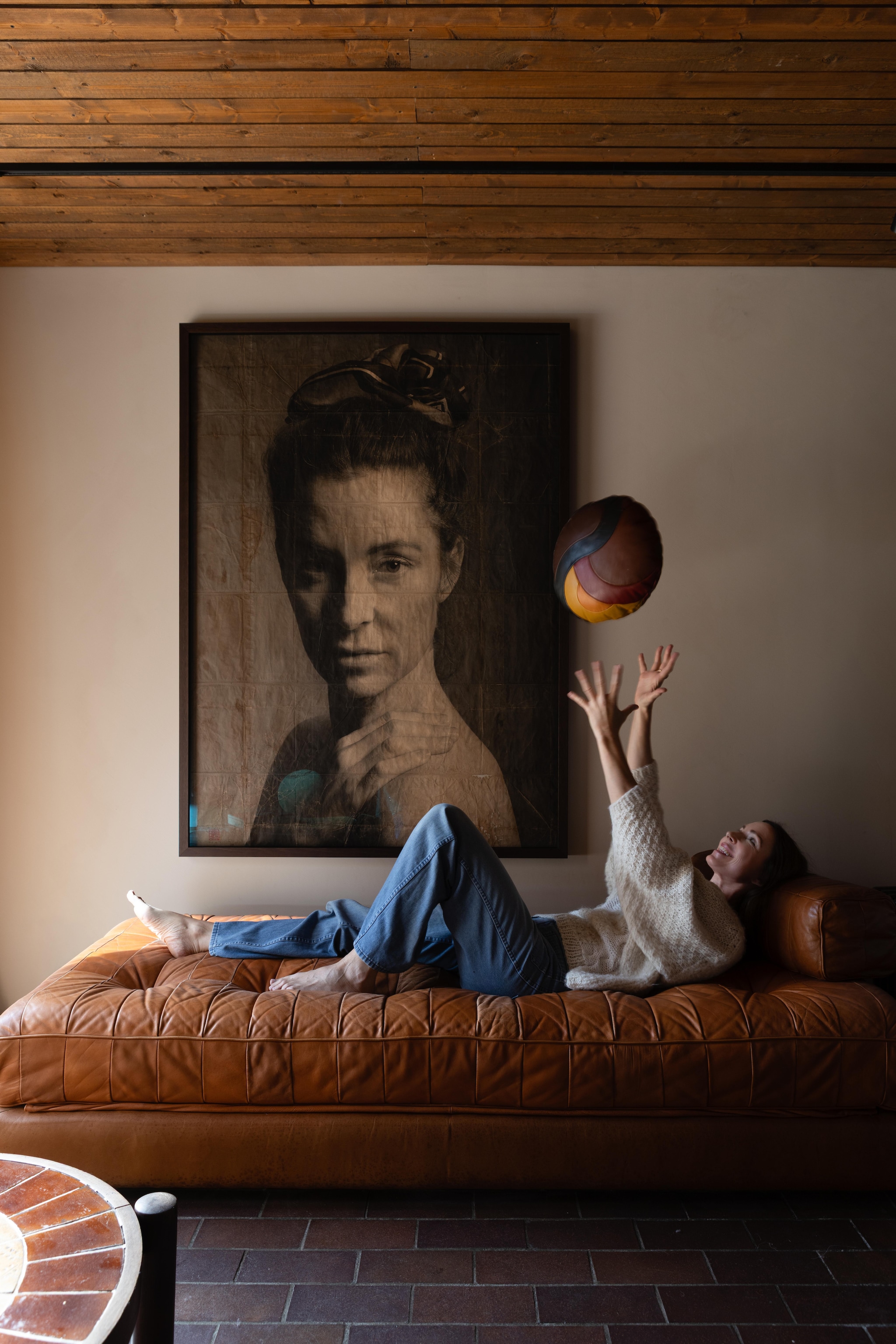 Daybed De Sede. Tafel Raymonde Leduc. Portretfoto van Marie door Patricio Regio. vtwonen Design 03-2026 | fotografie Monica Spezia | productie Living Inside