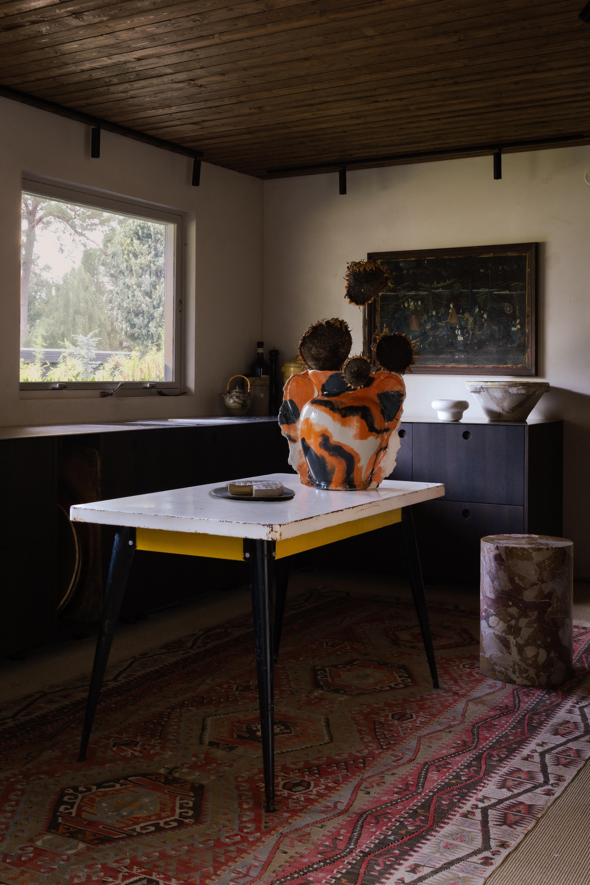Keuken Reform Copenhagen. Tafel Tolix vintage. Vaas Dum Keramik. Indiaas schilderij vintage. Marmeren poef eigen ontwerp van Marie. vtwonen Design 03-2026 | fotografie Monica Spezia | productie Living Inside