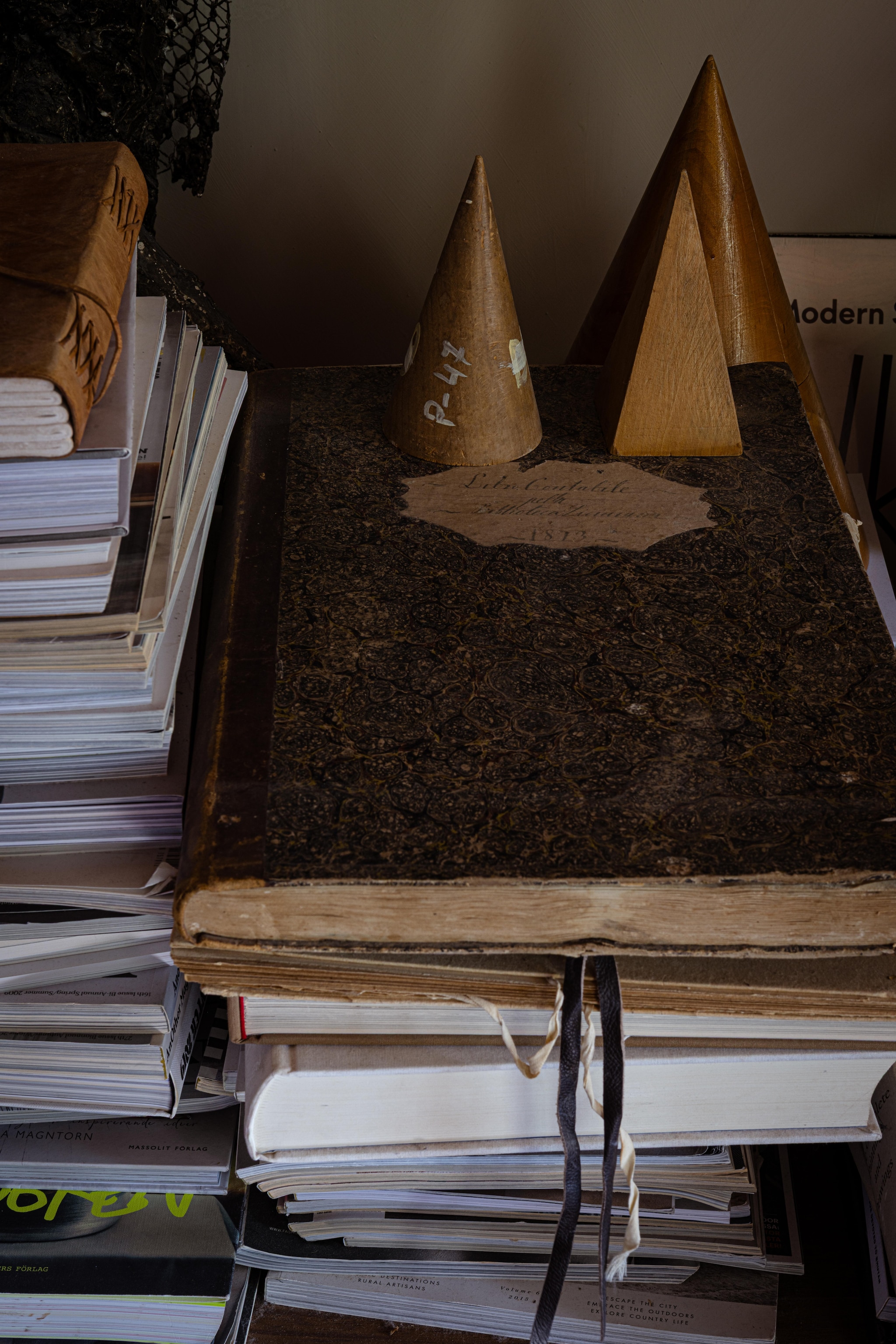 Boeken, tijdschriften en verzamelde objecten vintage. vtwonen Design 03-2026 | fotografie Monica Spezia | productie Living Inside