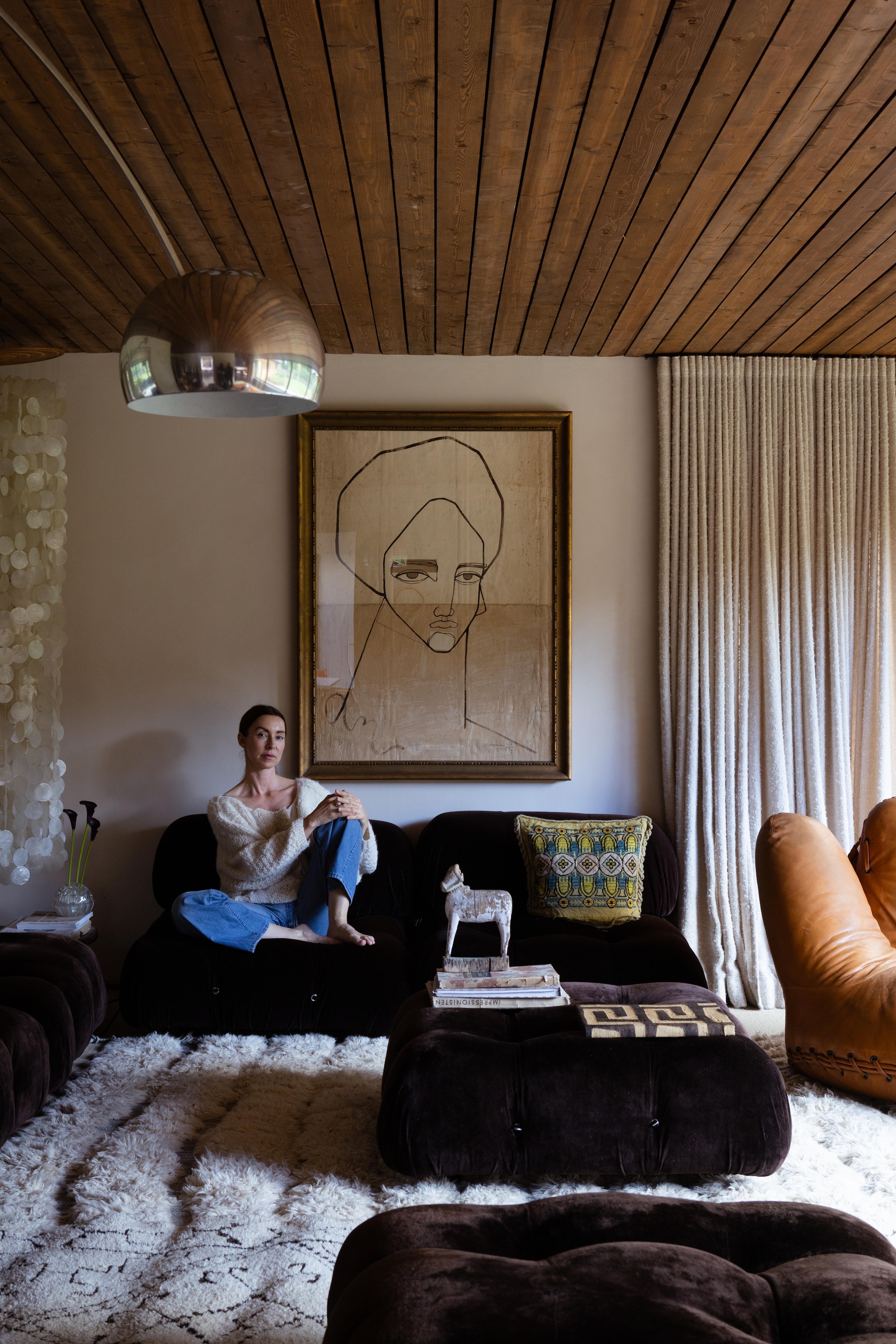 Bank B&B Italia. Kunstwerk Sara Nilsson Bergman. Vloerlamp Arco van Flos. Houten beeld van koe antiek uit Jaipur.