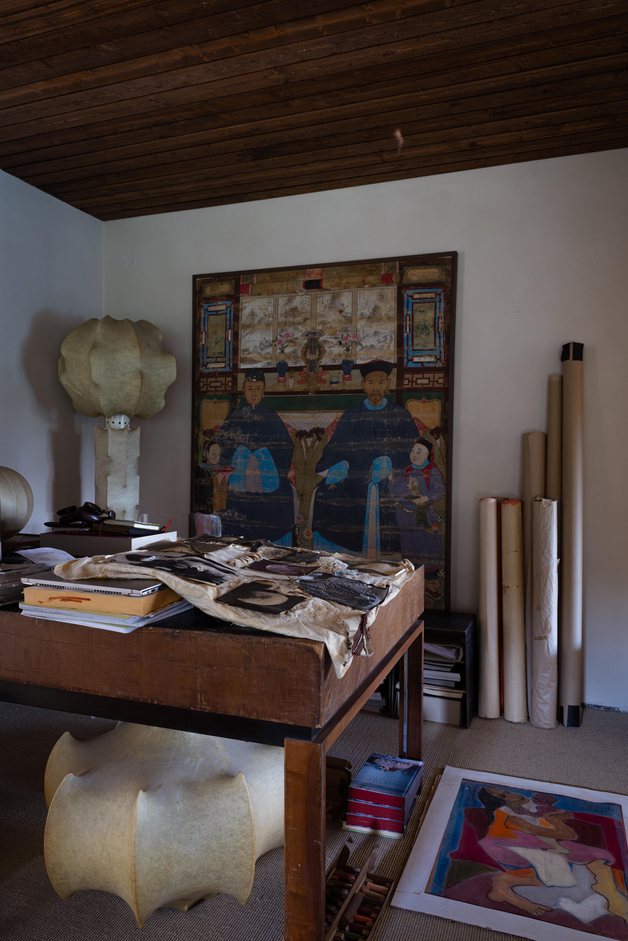 Boeken, tijdschriften en verzamelde objecten vintage. vtwonen Design 03-2026 | fotografie Monica Spezia | productie Living Inside