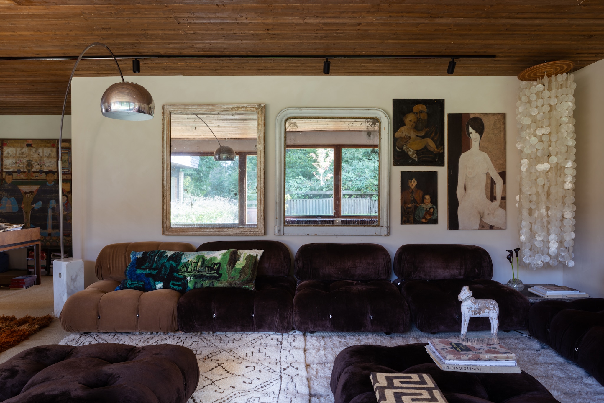 Bank B&B Italia. Kussen handgemaakt. Portret Steph Pol. Schilderijen antiek. Franse spiegel antiek. Houten beeld van koe antiek uit Jaipur. vtwonen Design 03-2026 | fotografie Monica Spezia | productie Living Inside