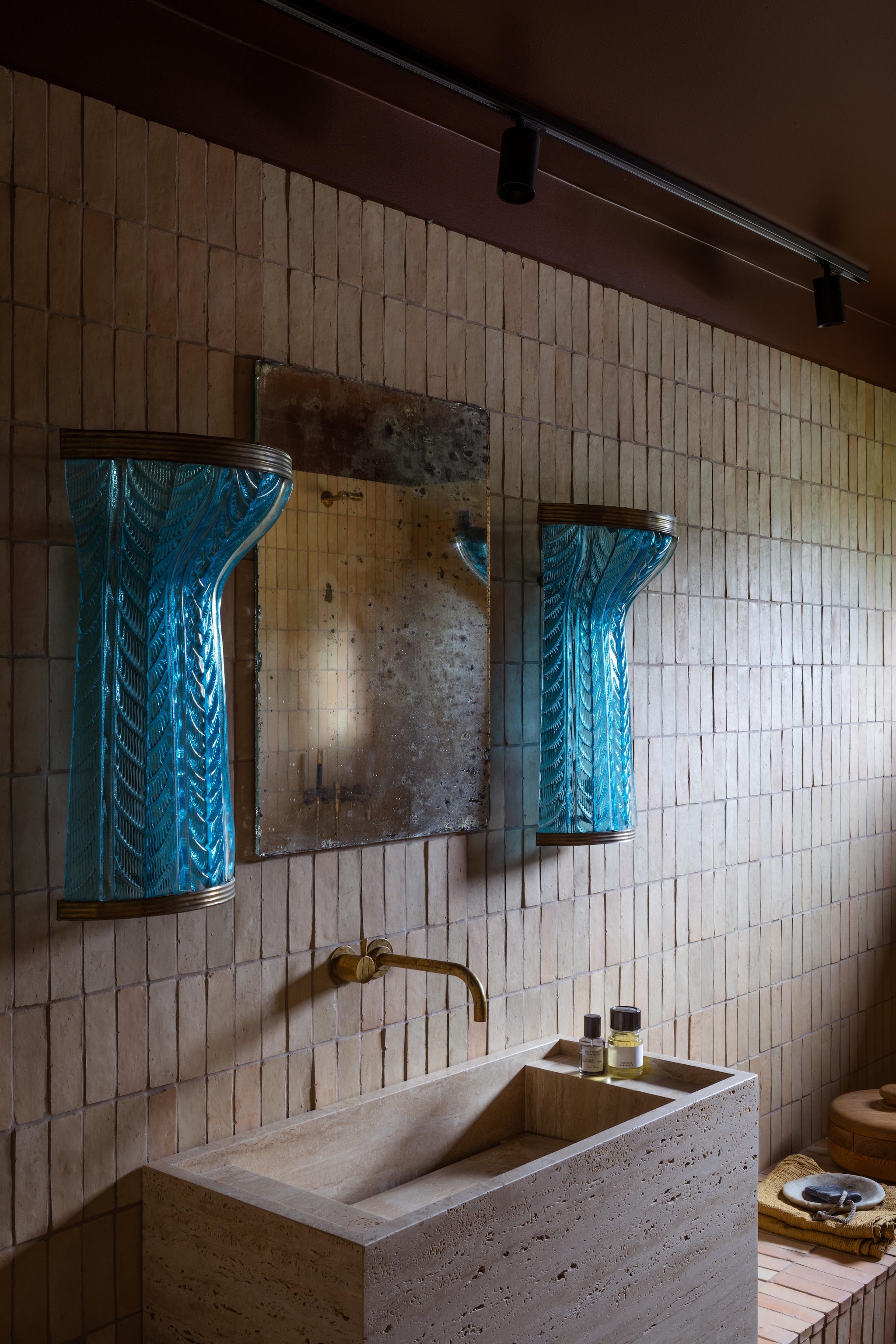 Tegels Noma Marrakech. Soortgelijke wastafel Woven Space. Italiaanse lampen uit de jaren 50. vtwonen Design 03-2026 | fotografie Monica Spezia | productie Living Inside