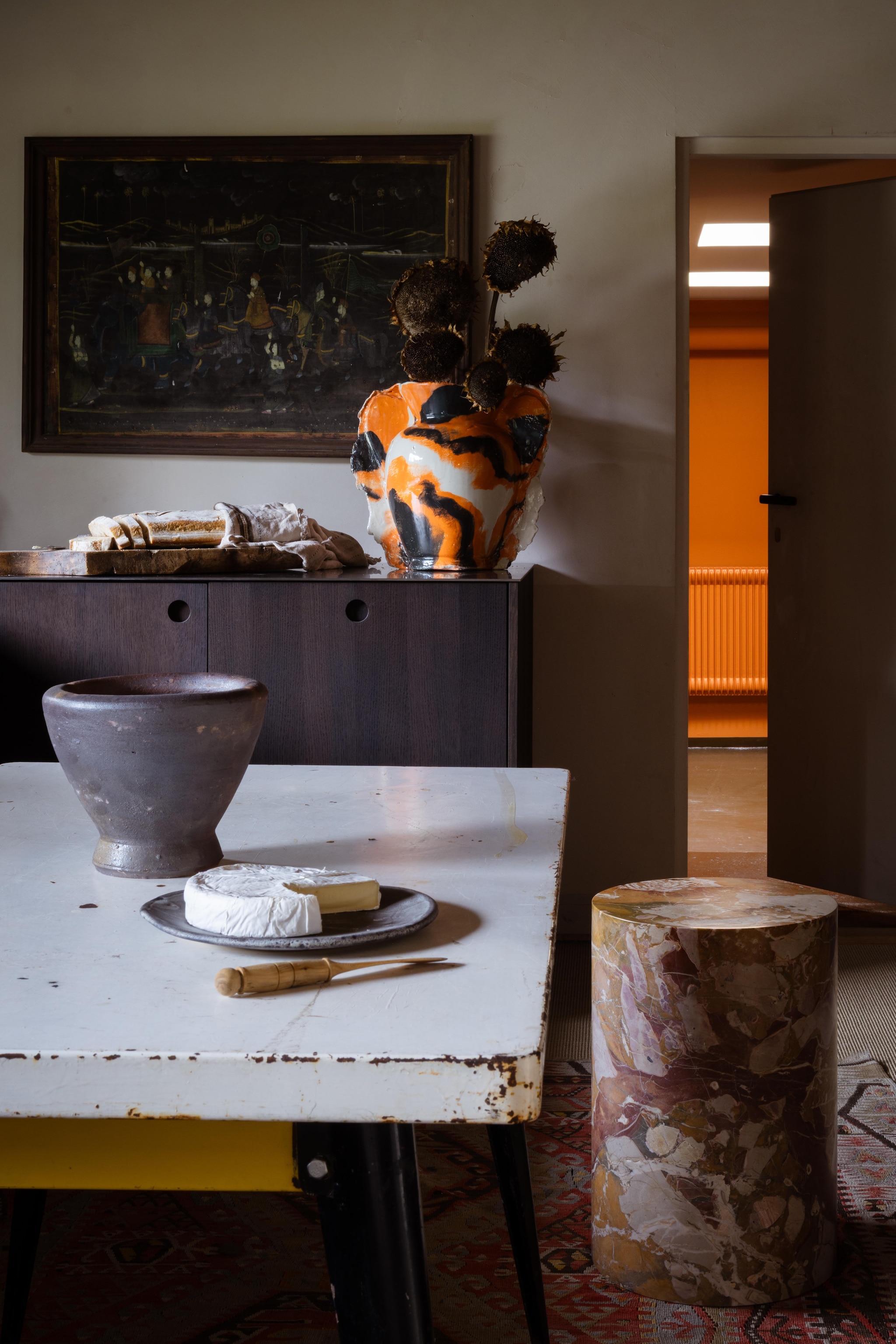 Keuken Reform Copenhagen. Tafel Tolix vintage. Vaas Dum Keramik. Indiaas schilderij vintage. Marmeren poef een eigen ontwerp van Marie. vtwonen Design 03-2026 | fotografie Monica Spezia | productie Living Inside