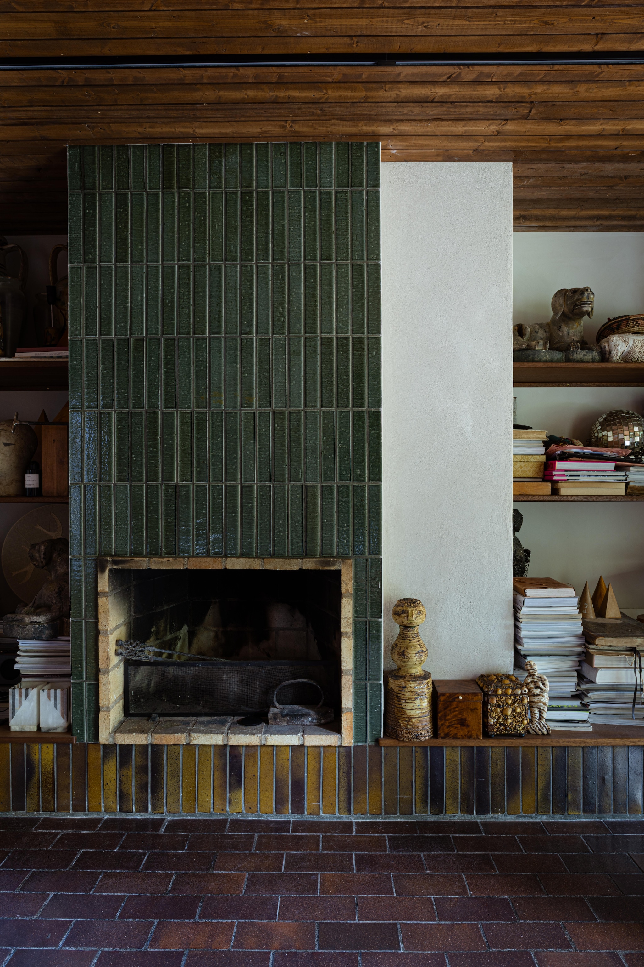 Open haard met Höganäs-tegels. Keramieken sculptuur vintage. vtwonen Design 03-2026 | fotografie Monica Spezia | productie Living Inside