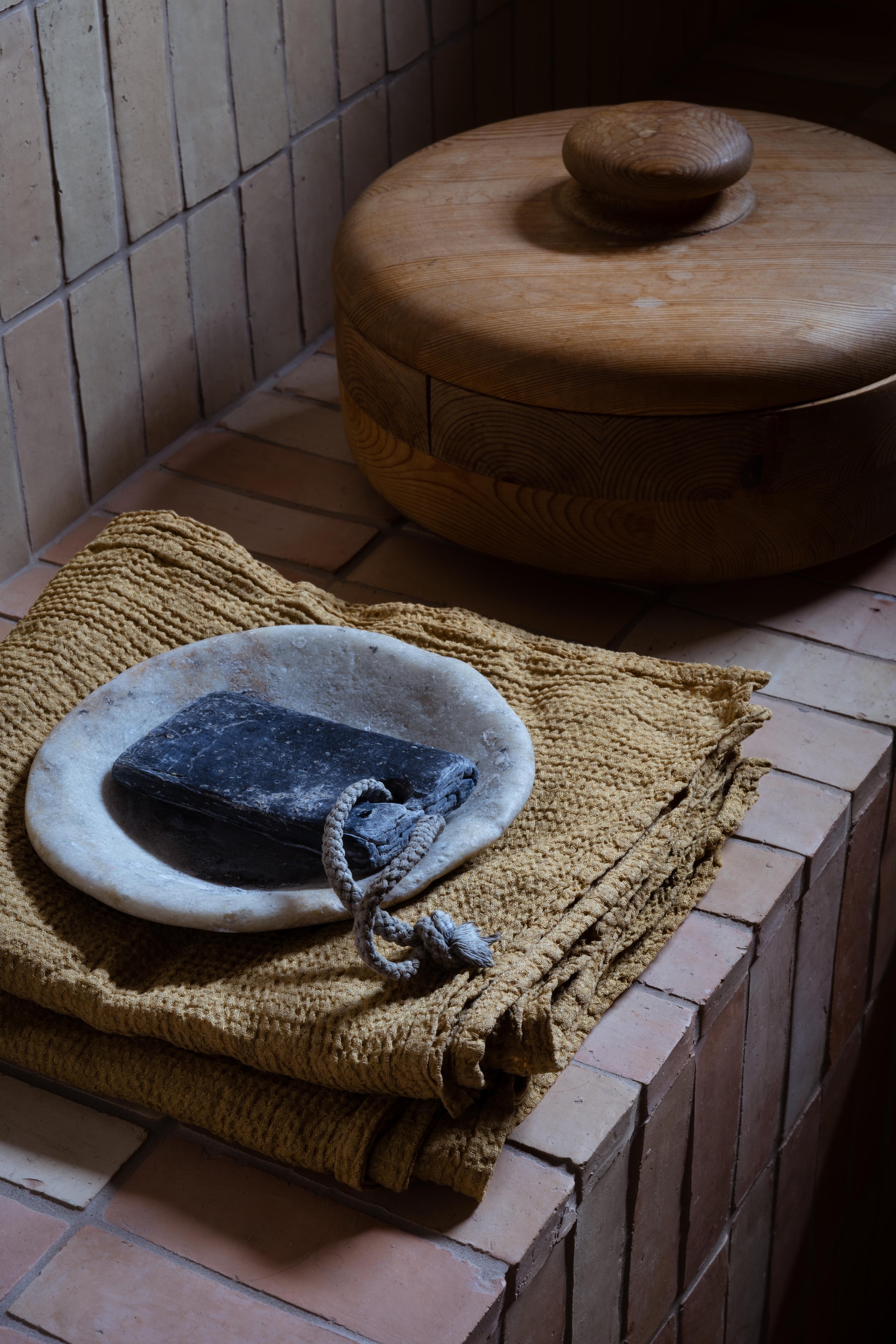 Handdoeken Society Limonta. Voorraadpot en zeepbakje vintage. Tegels Noma Marrakech. vtwonen Design 03-2026 | fotografie Monica Spezia | productie Living Inside