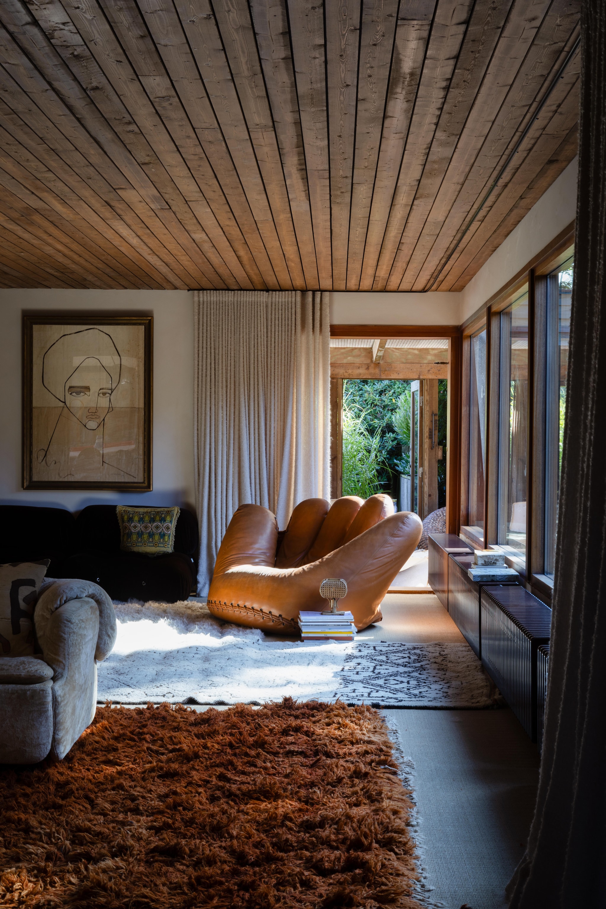 Marokkaanse kleden vintage, geselecteerd door ontwerper Soufiane Zarib. Fauteuil Joe van Poltronova. Kunstwerk Sara Nilsson Bergman. vtwonen Design 03-2026 | fotografie Monica Spezia | productie Living Inside