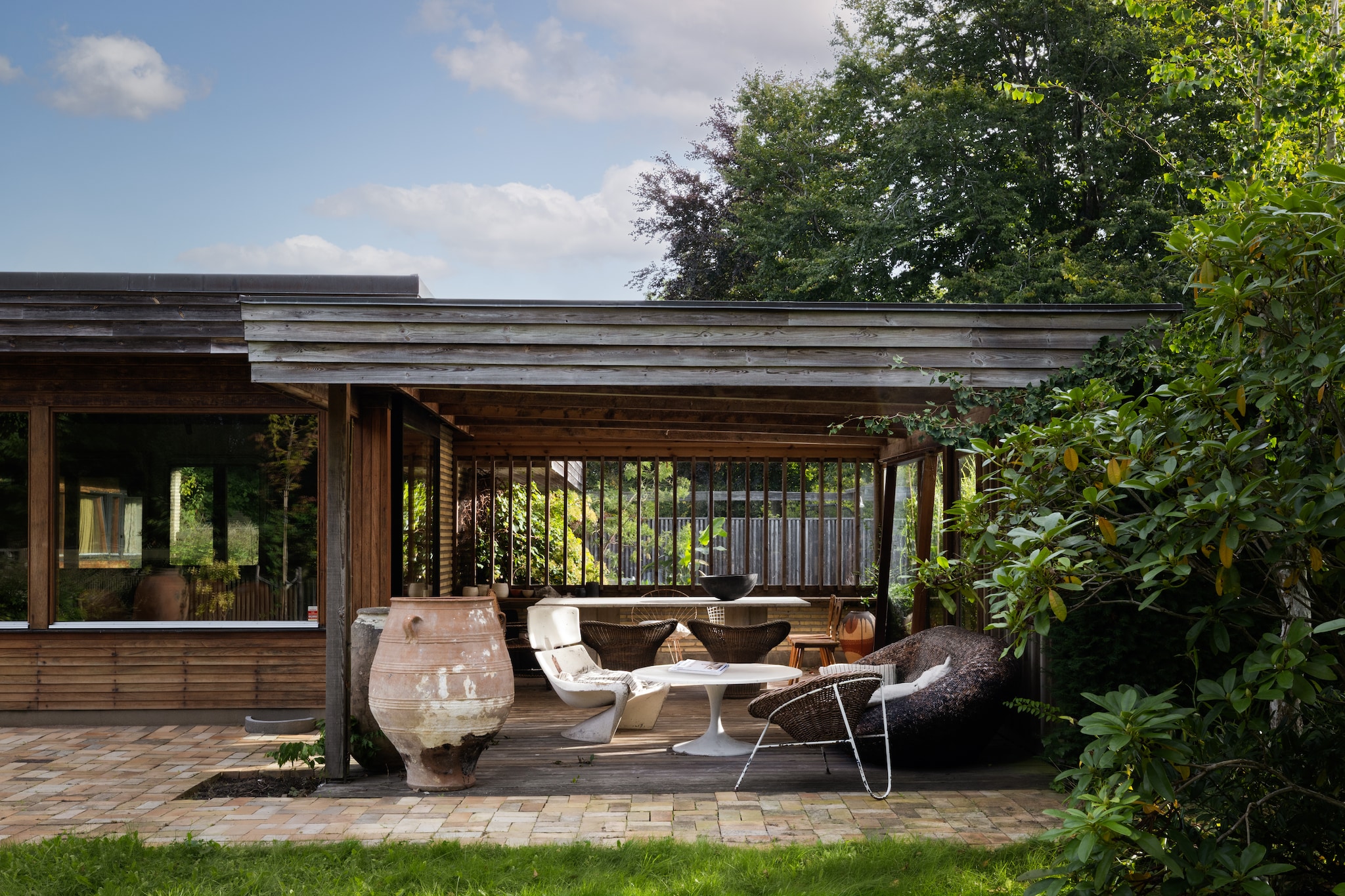 Soortgelijke olijfpot Van Dijk & Ko. Soortgelijke fauteuil Duverger. vtwonen Design 03-2026 | fotografie Monica Spezia | productie Living Inside